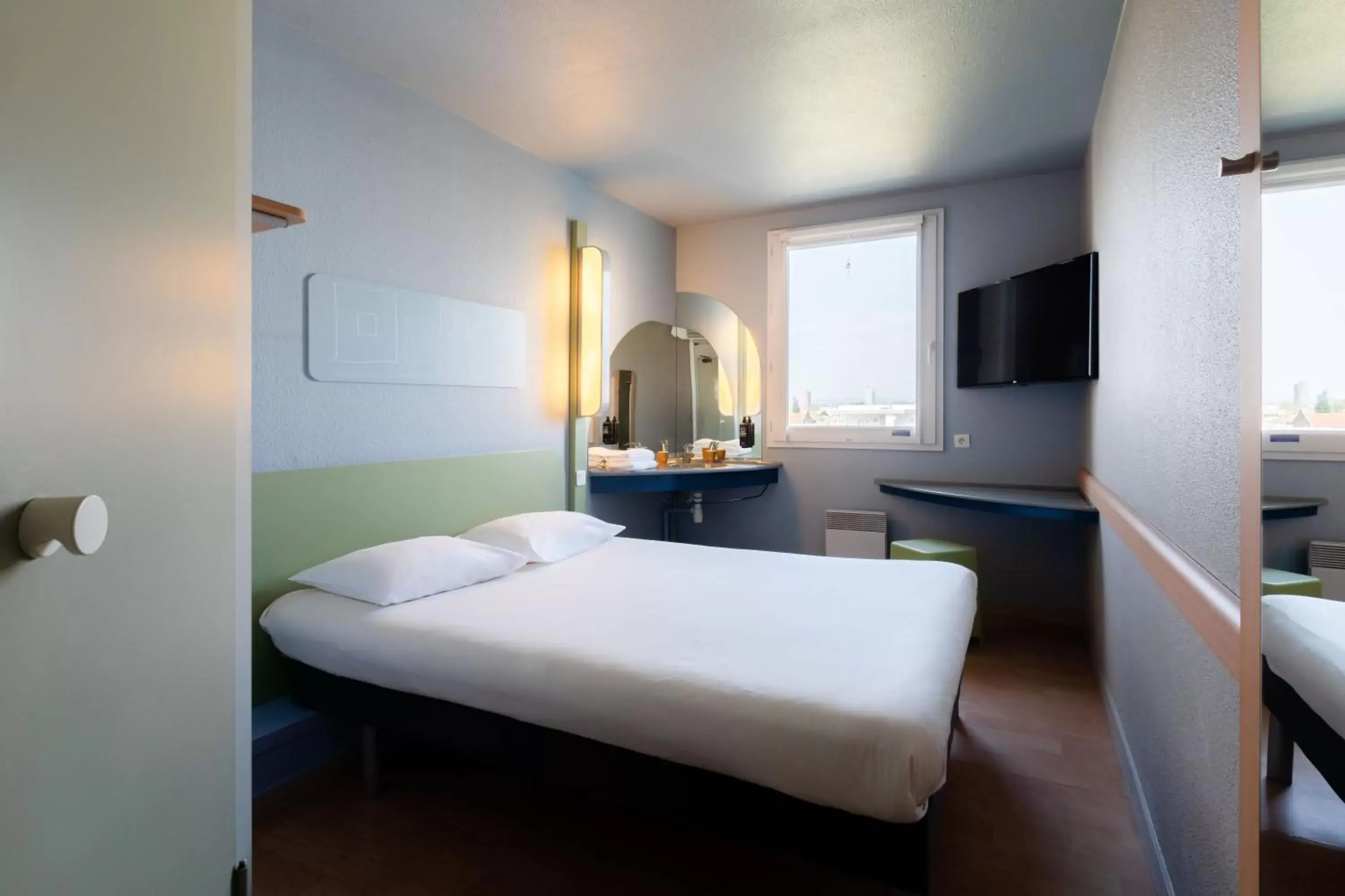 Photo of the whole room in ibis budget Lyon Villeurbanne