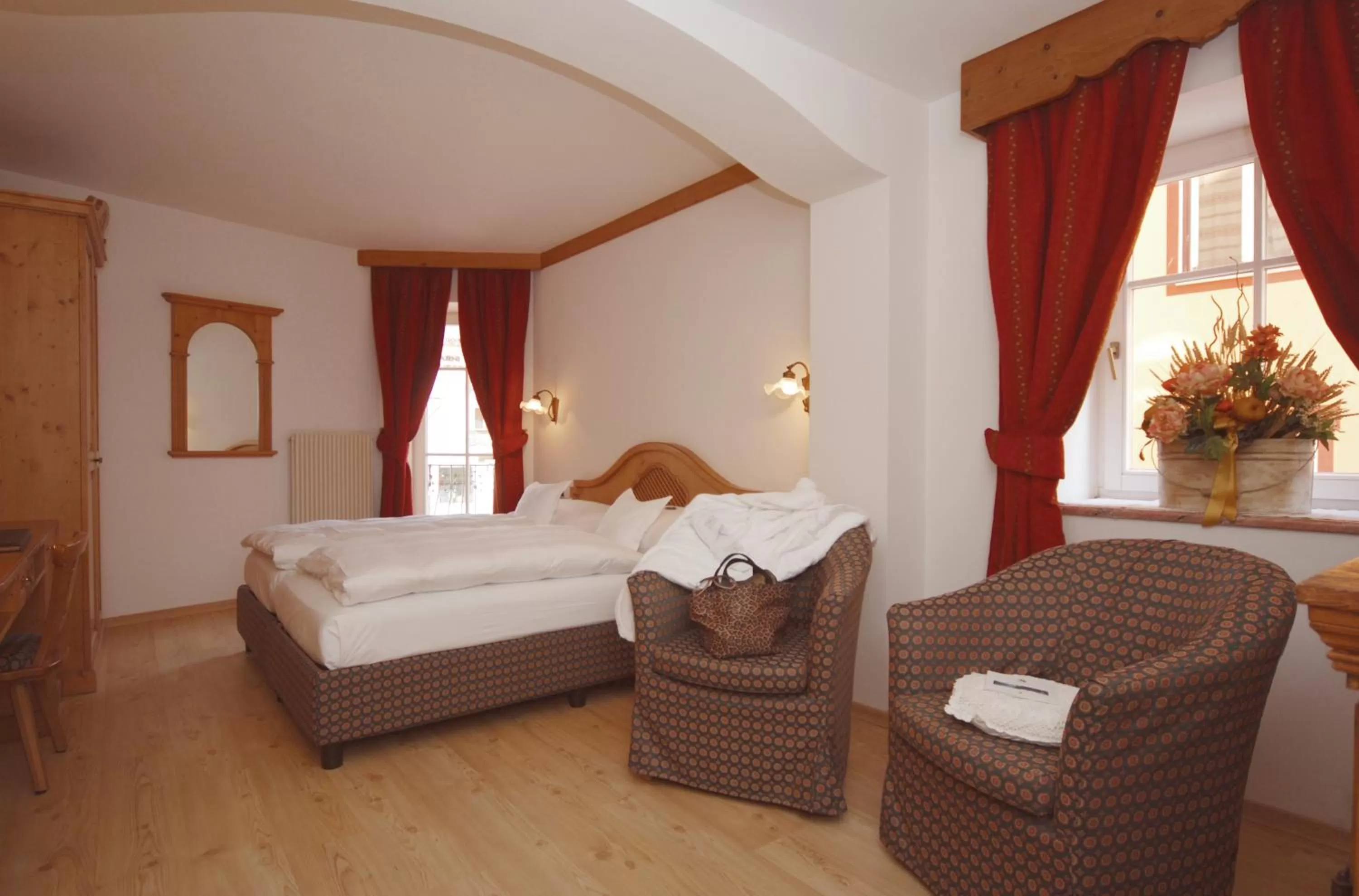 Bedroom, Bed in Central Hotel