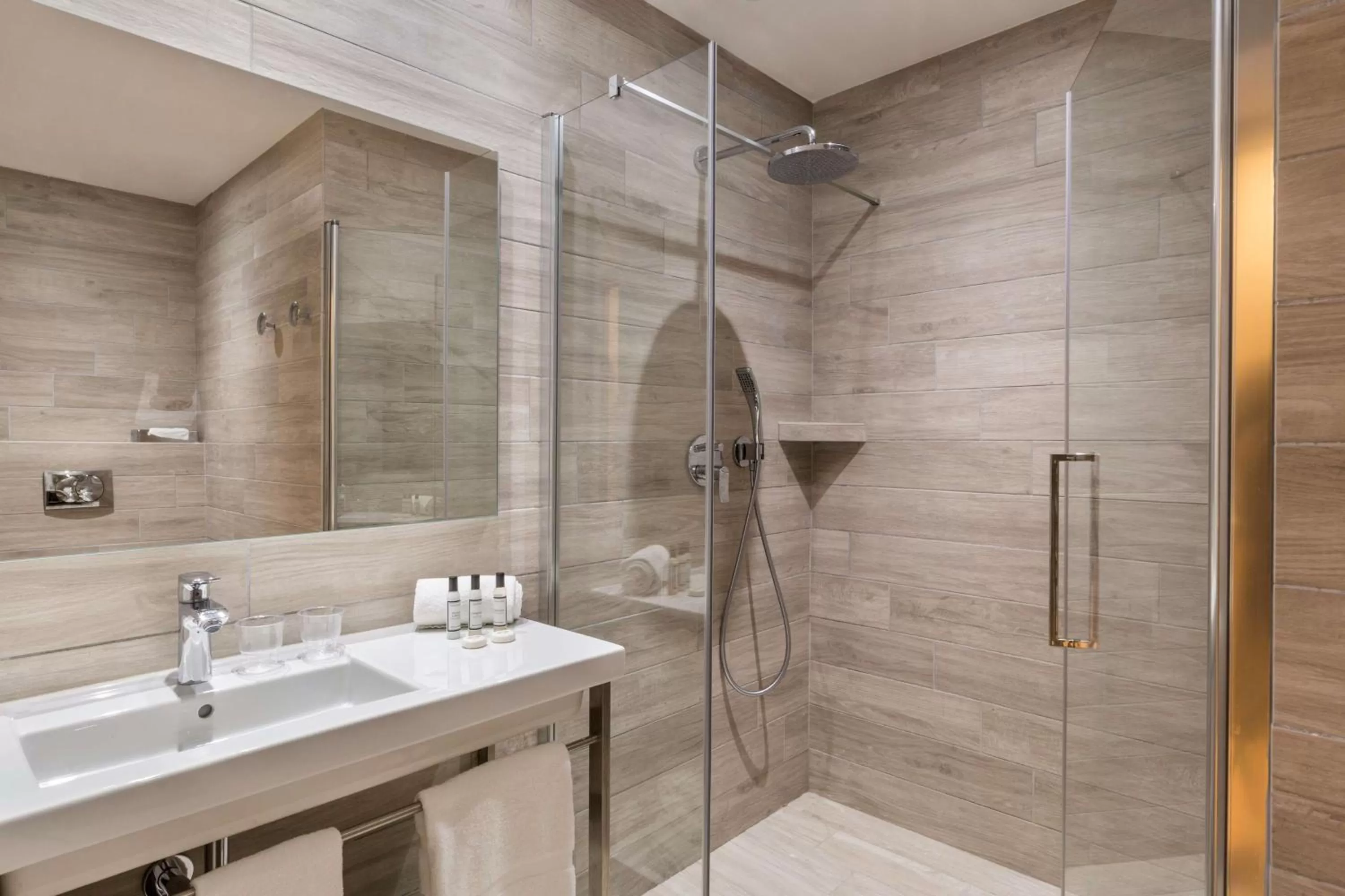 Bathroom in Best Western Hotel du Roy d'Aragon