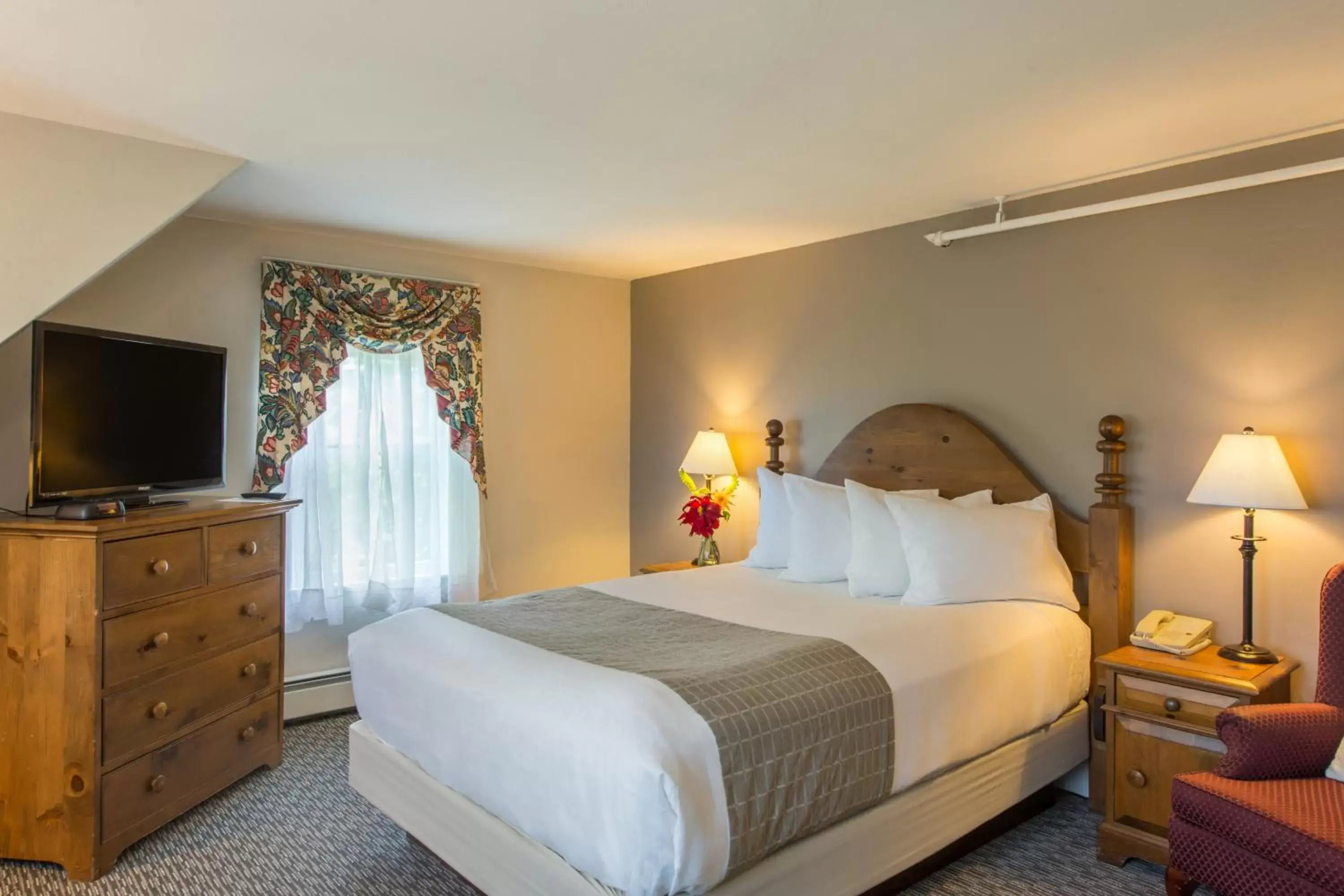 Mountain View Room with One Queen Bed in Eagle Mountain House and Golf Club