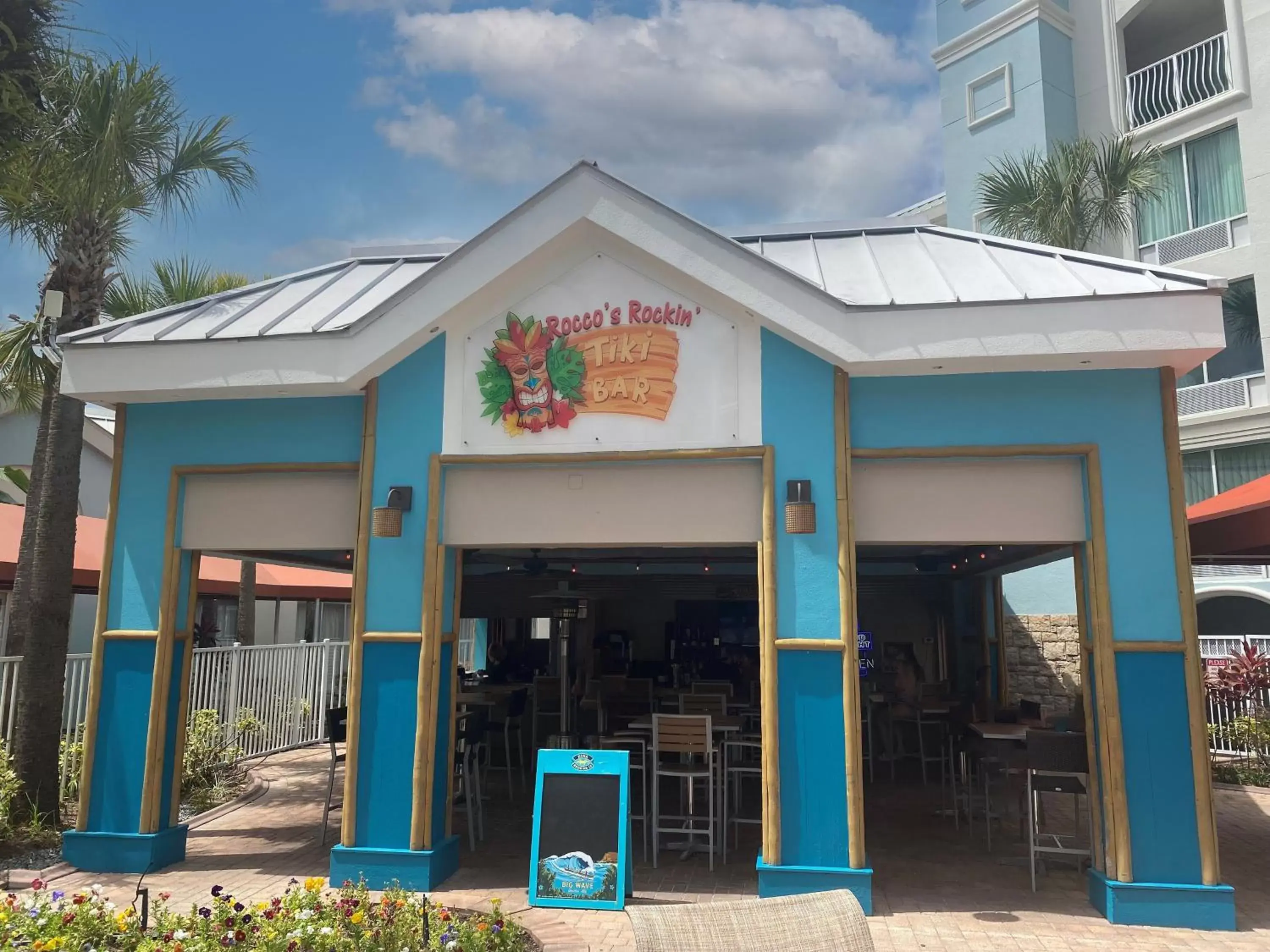 Lounge or bar in Holiday Inn Resort Orlando - Lake Buena Vista, an IHG Hotel