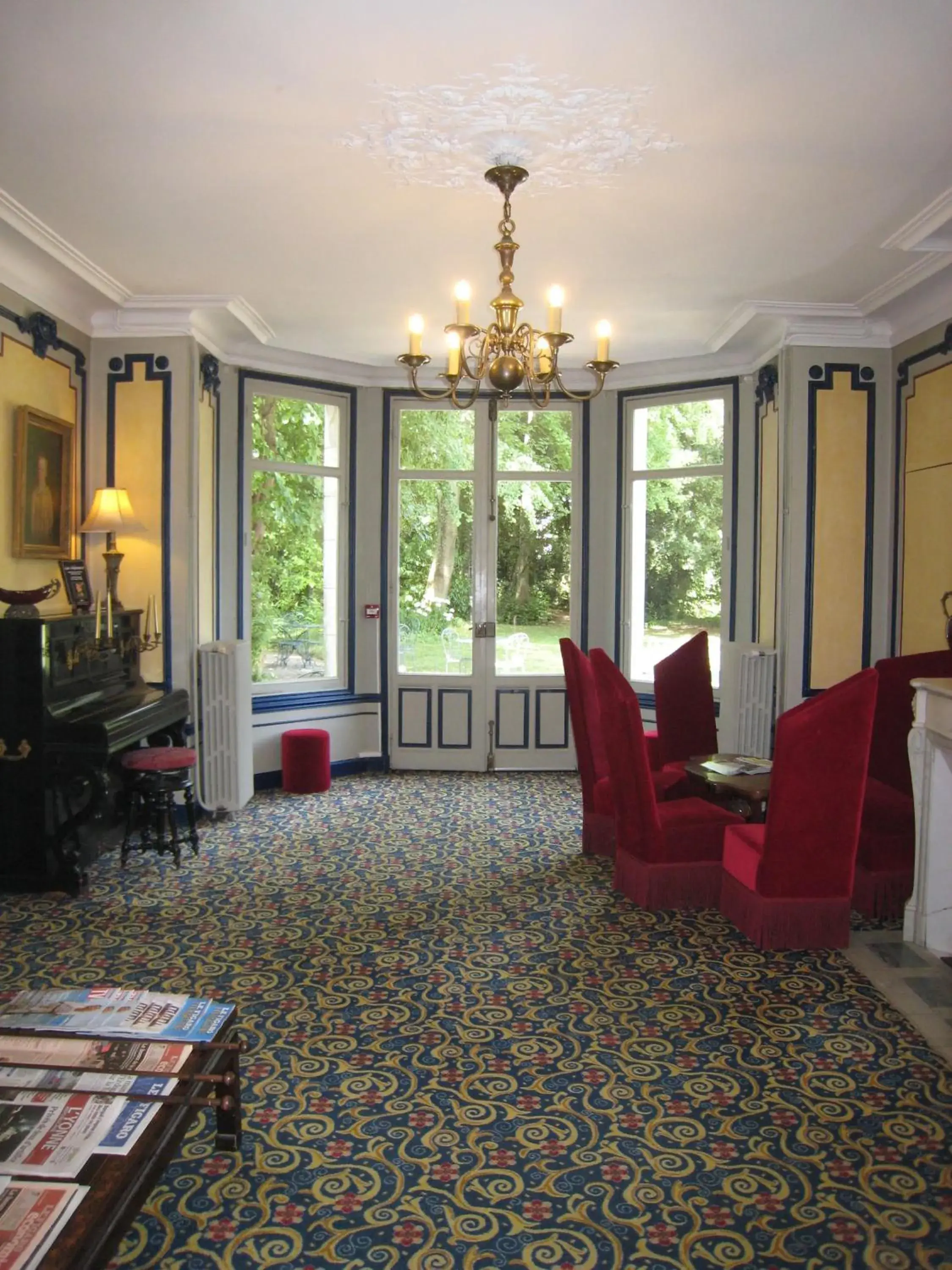 Garden view, Seating Area in Hôtel Les Maréchaux