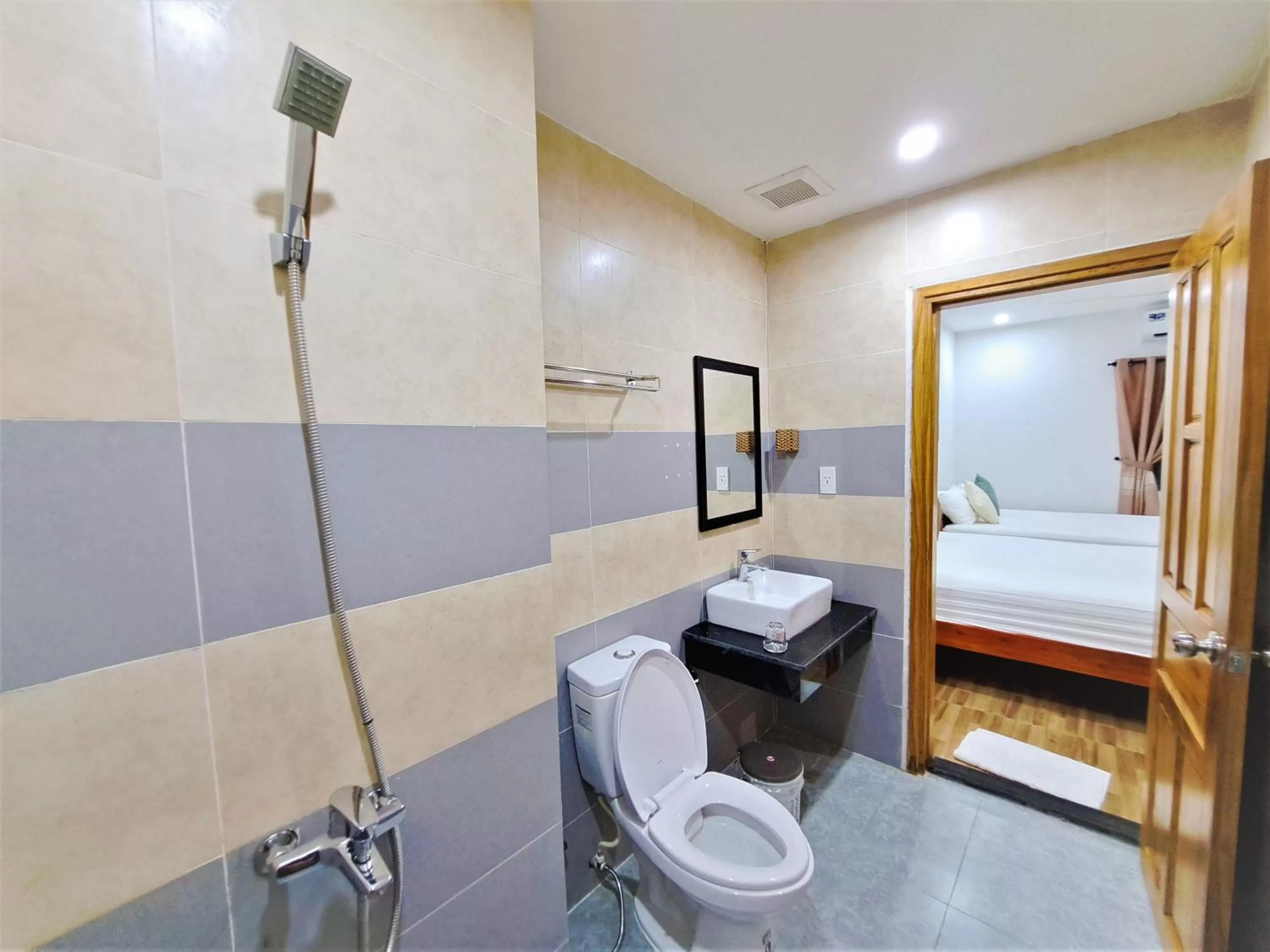 Shower in GREEN TOWN hotel HỘI AN