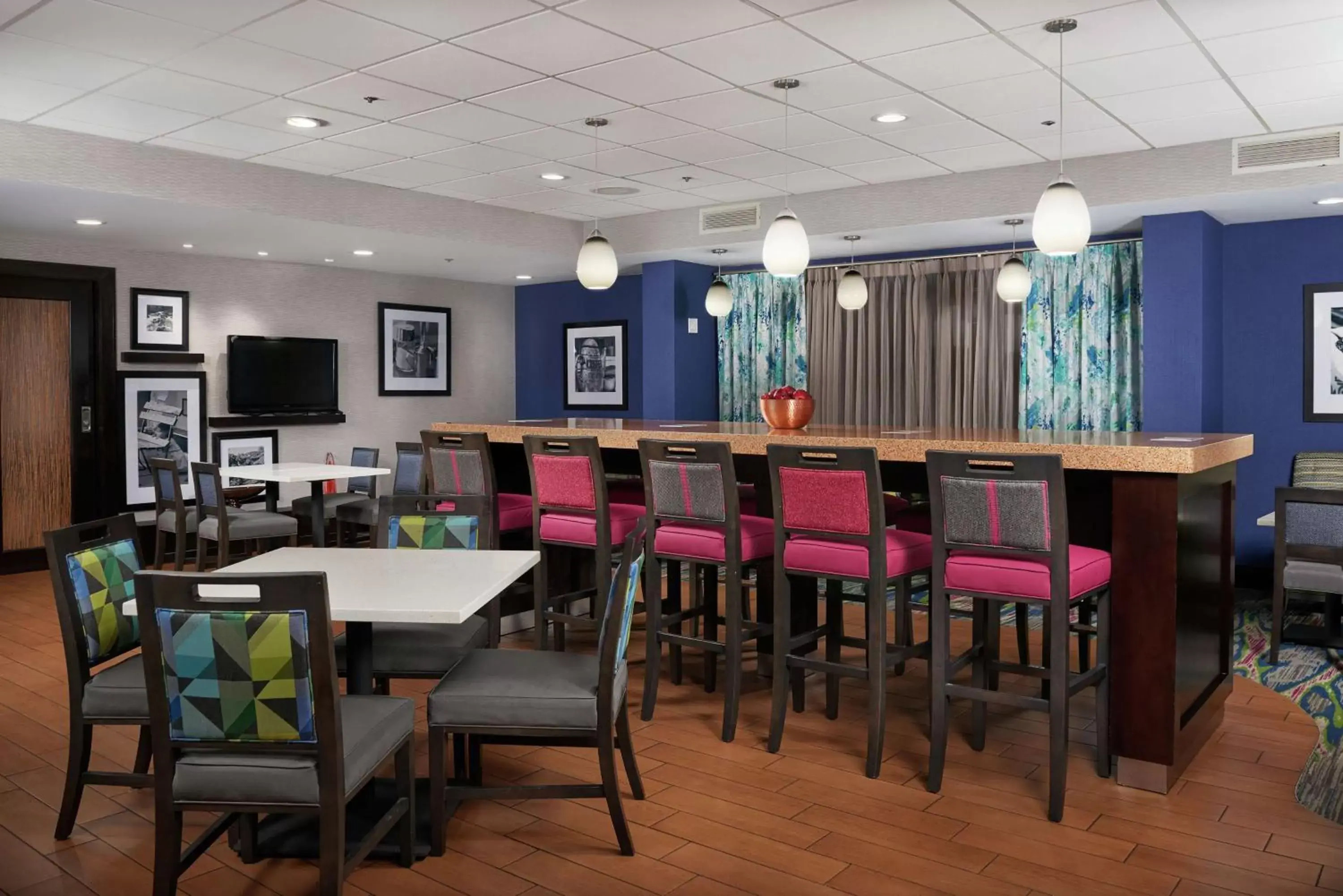 Lobby or reception, Restaurant/Places to Eat in Hampton Inn Niagara Falls