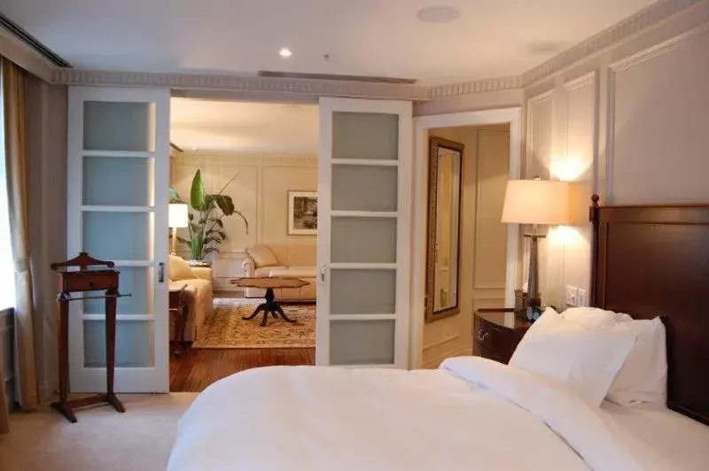 Bedroom in Windsor Arms Hotel