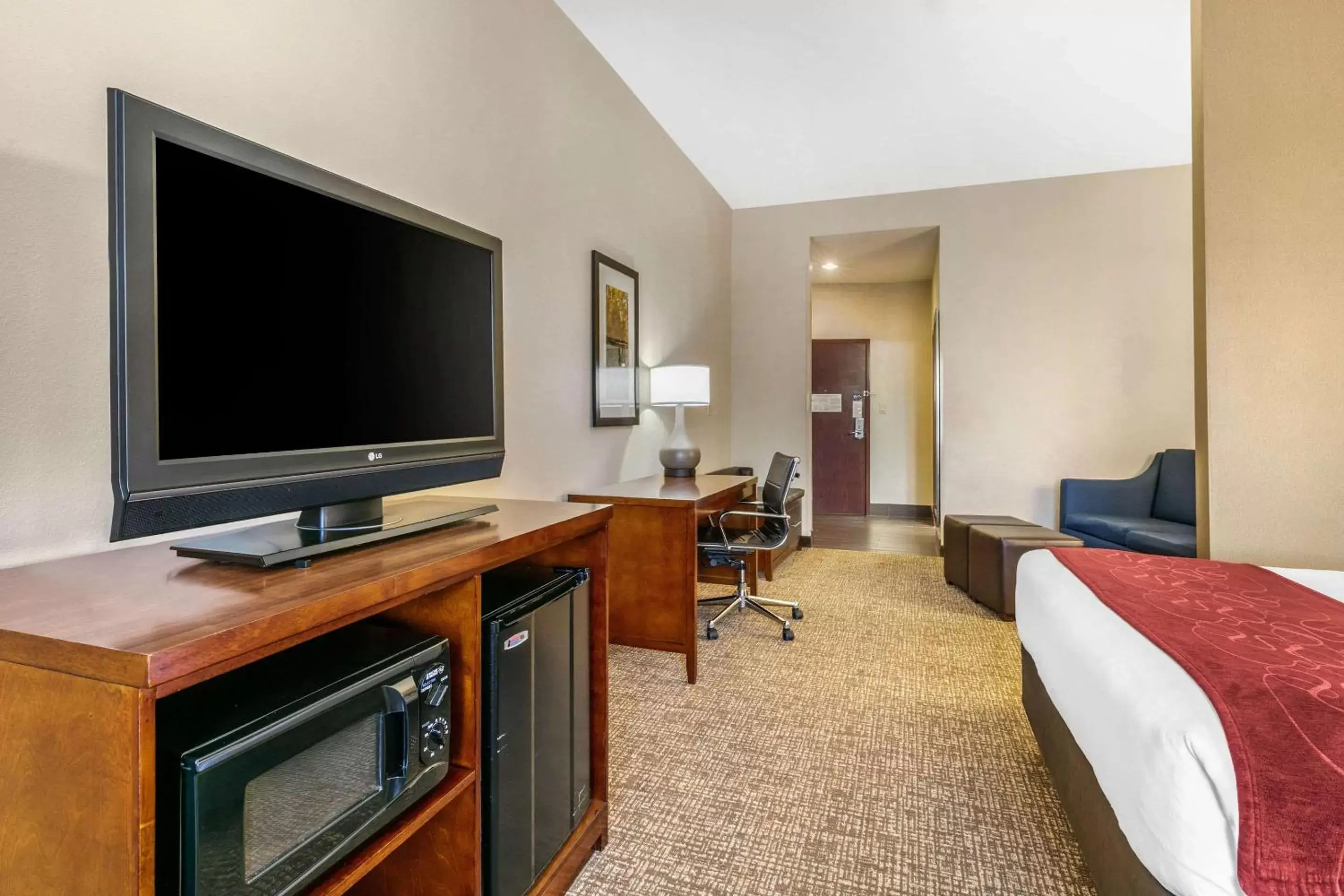 Bedroom, TV/Entertainment Center in Comfort Suites Forrest City