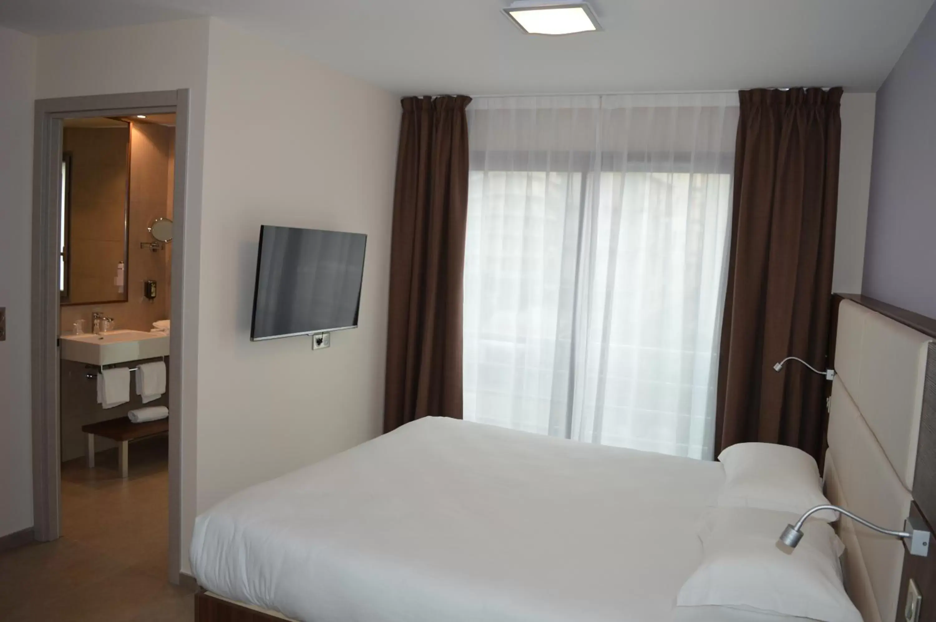 Superior Double Room with Mountain View in Hotel Port Toga