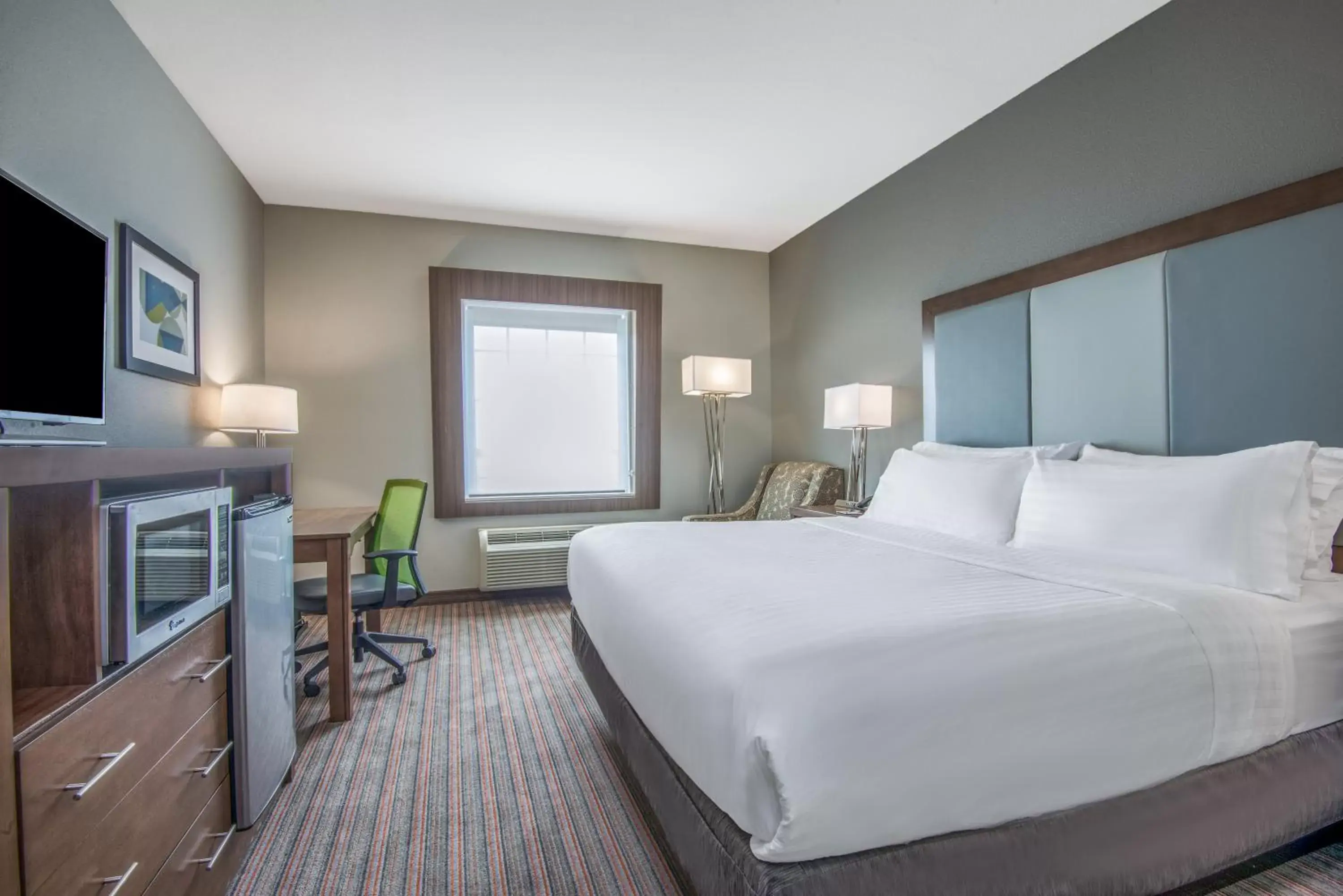 Photo of the whole room, Bed in Holiday Inn Express & Suites Stillwater - University Area, an IHG Hotel