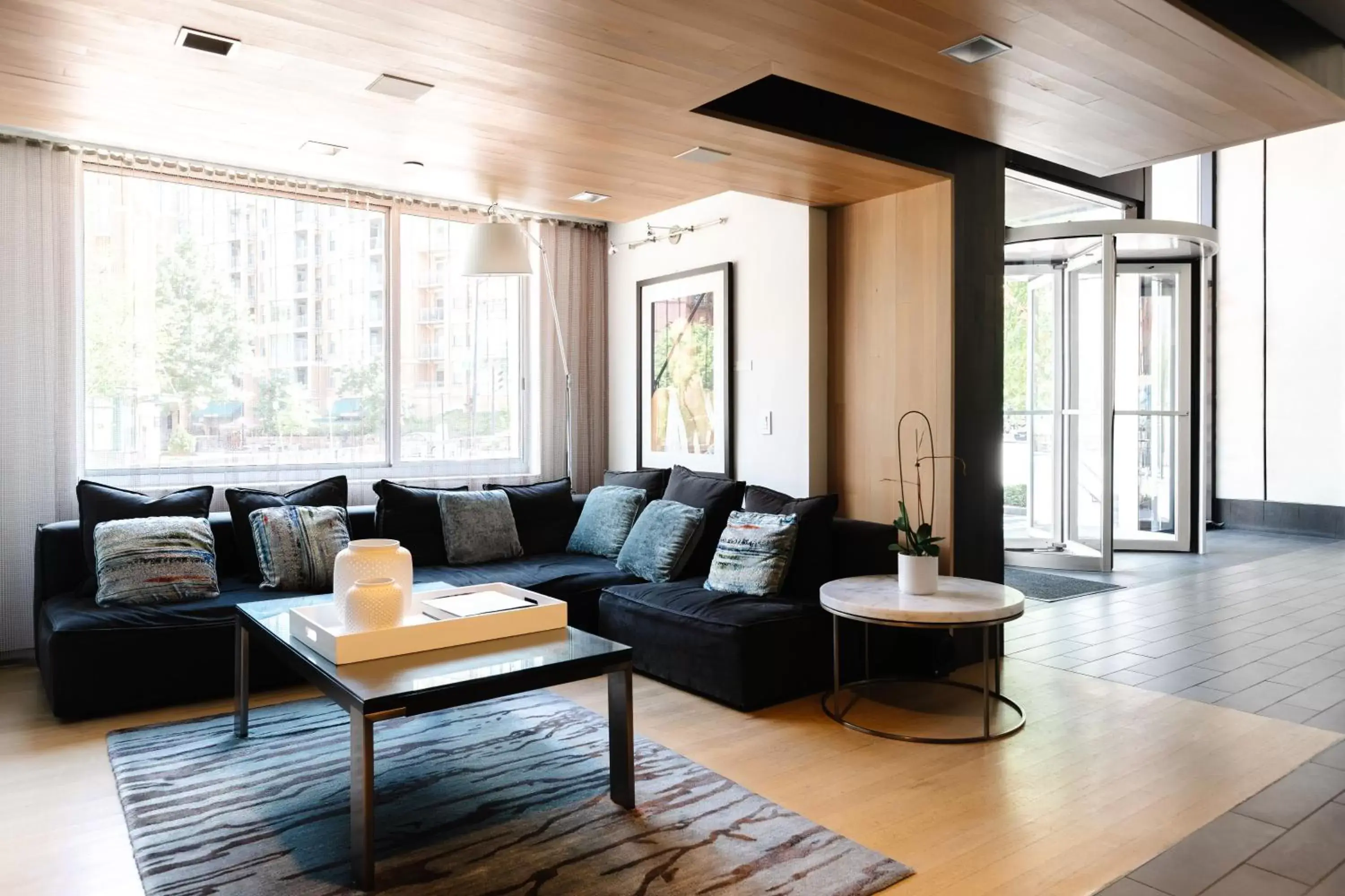 Lobby or reception, Seating Area in 2500 Penn, a Placemakr Experience