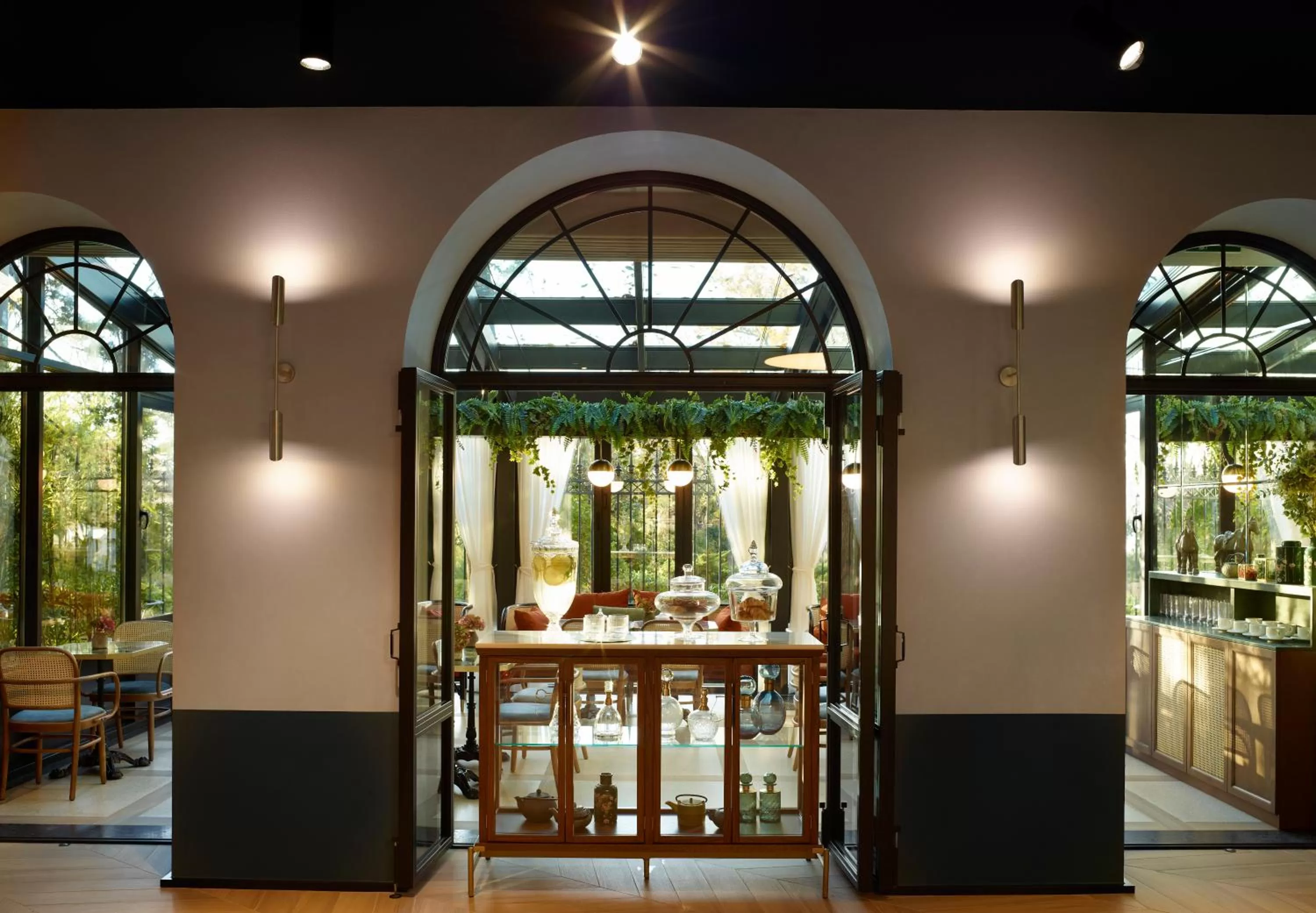 Restaurant/places to eat in SAY HOTEL