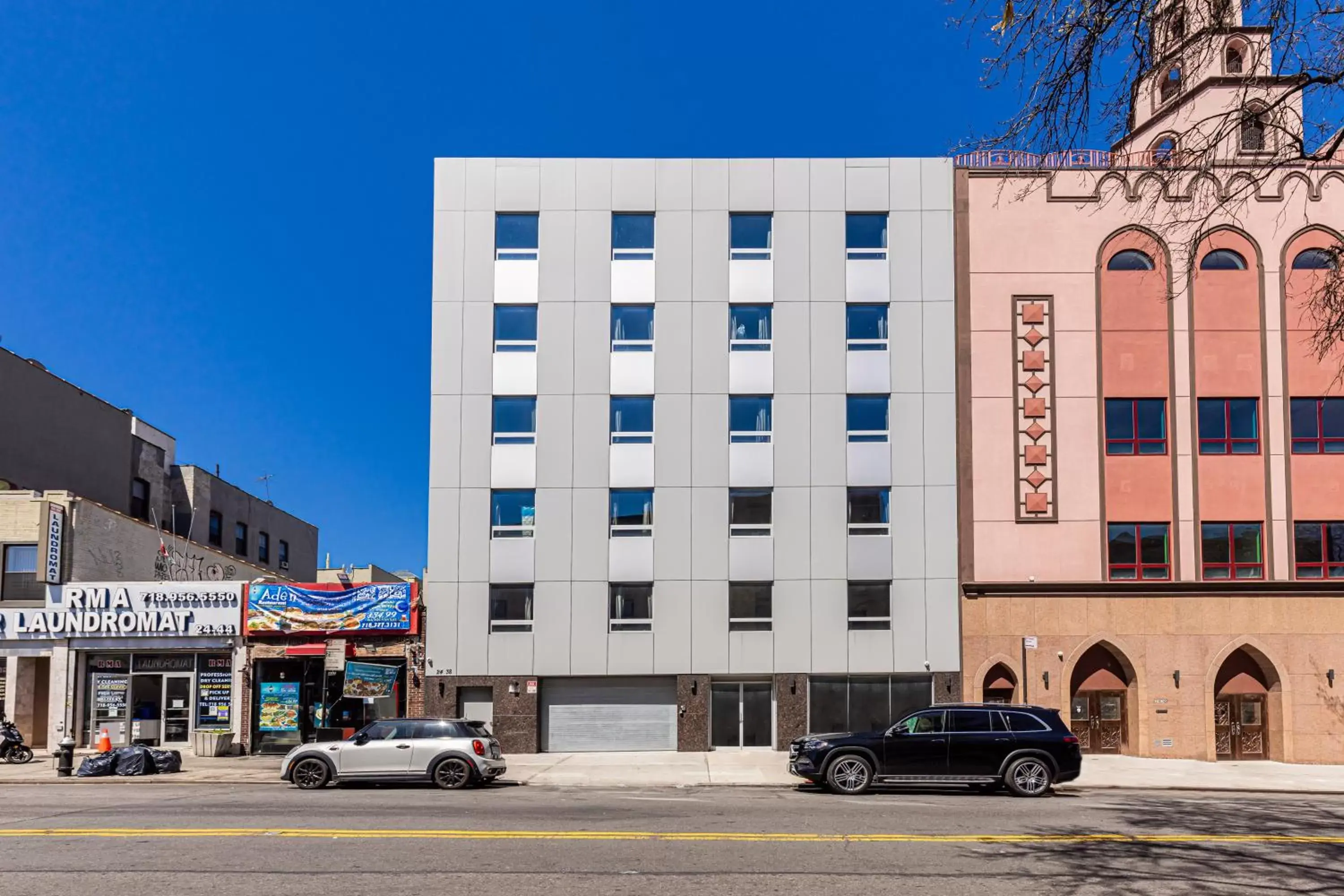 Property Building in Astoria Inn LaGuardia Hotel