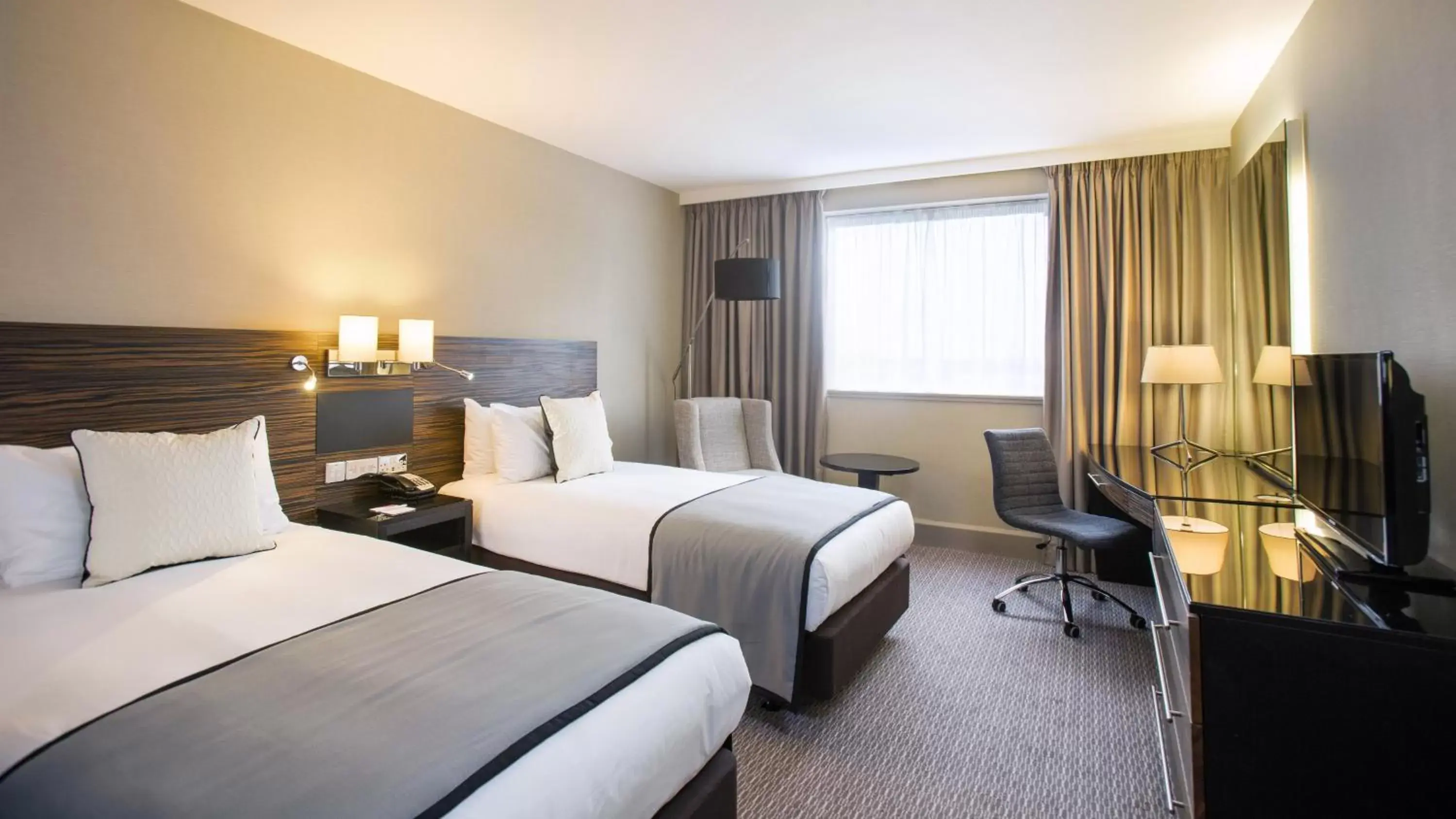 Photo of the whole room, Bed in Crowne Plaza Glasgow, an IHG Hotel