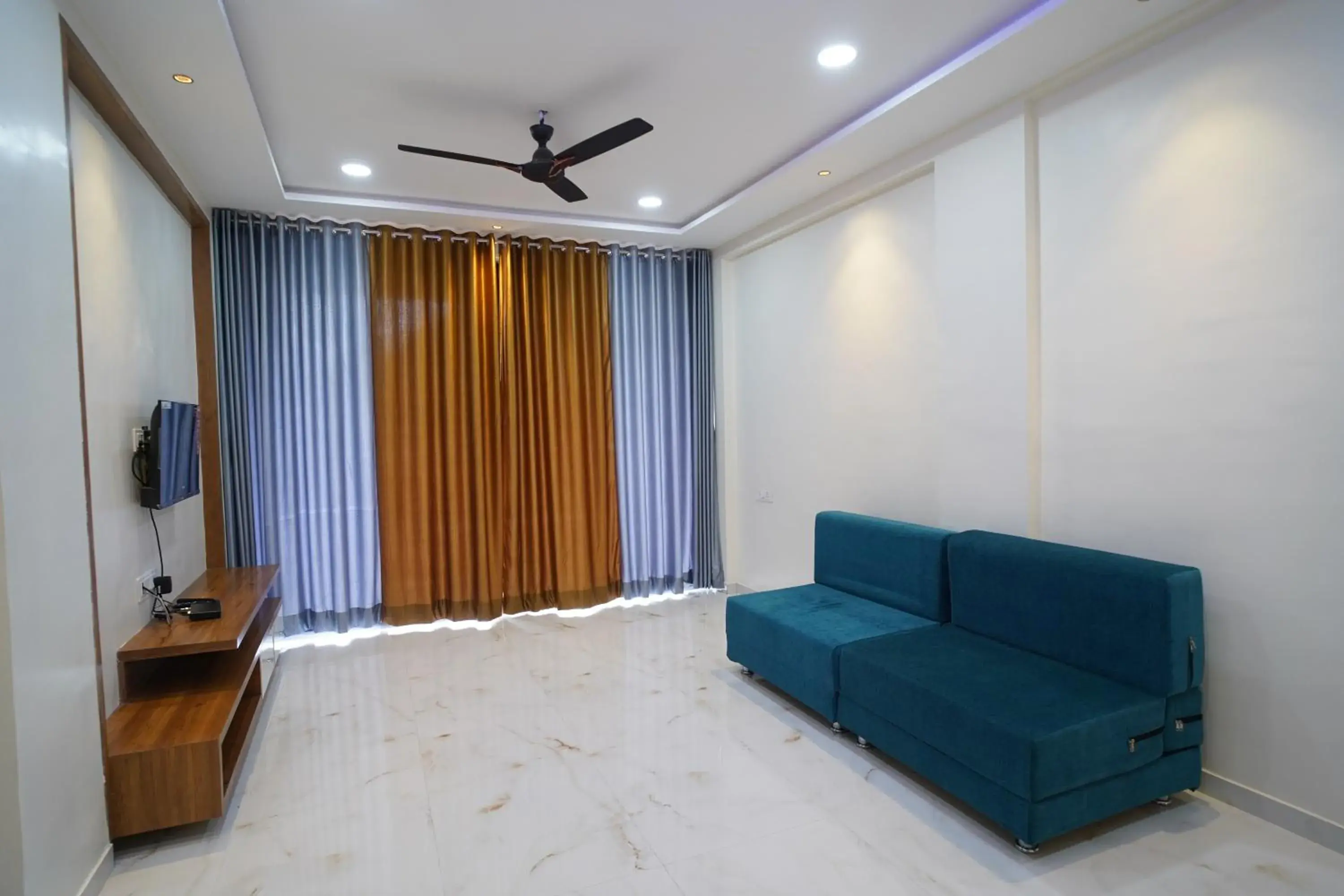 Communal lounge/ TV room, Seating Area in Hotel Madhavan International
