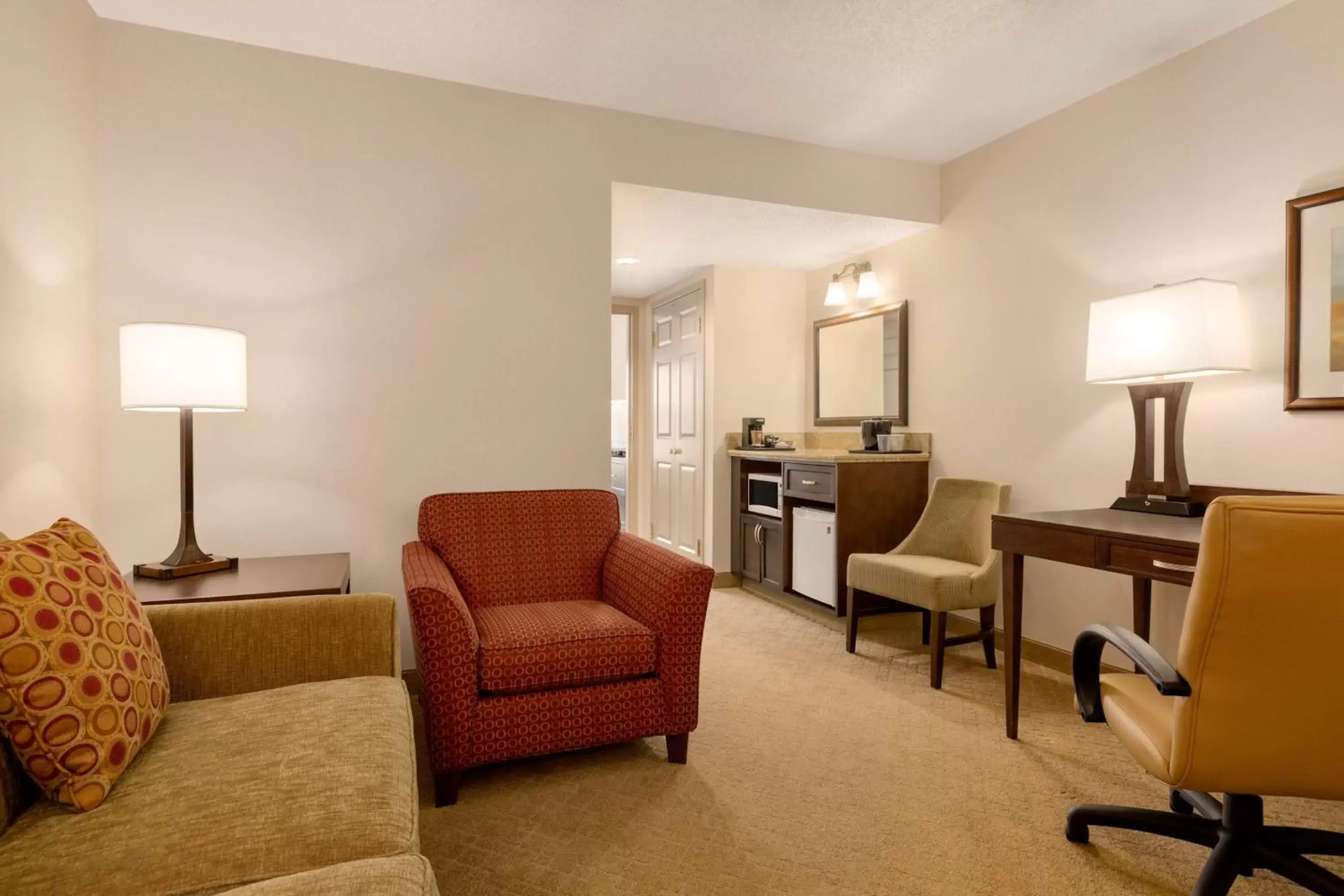 Living room, Seating Area in Country Inn & Suites by Radisson, Calgary-Northeast