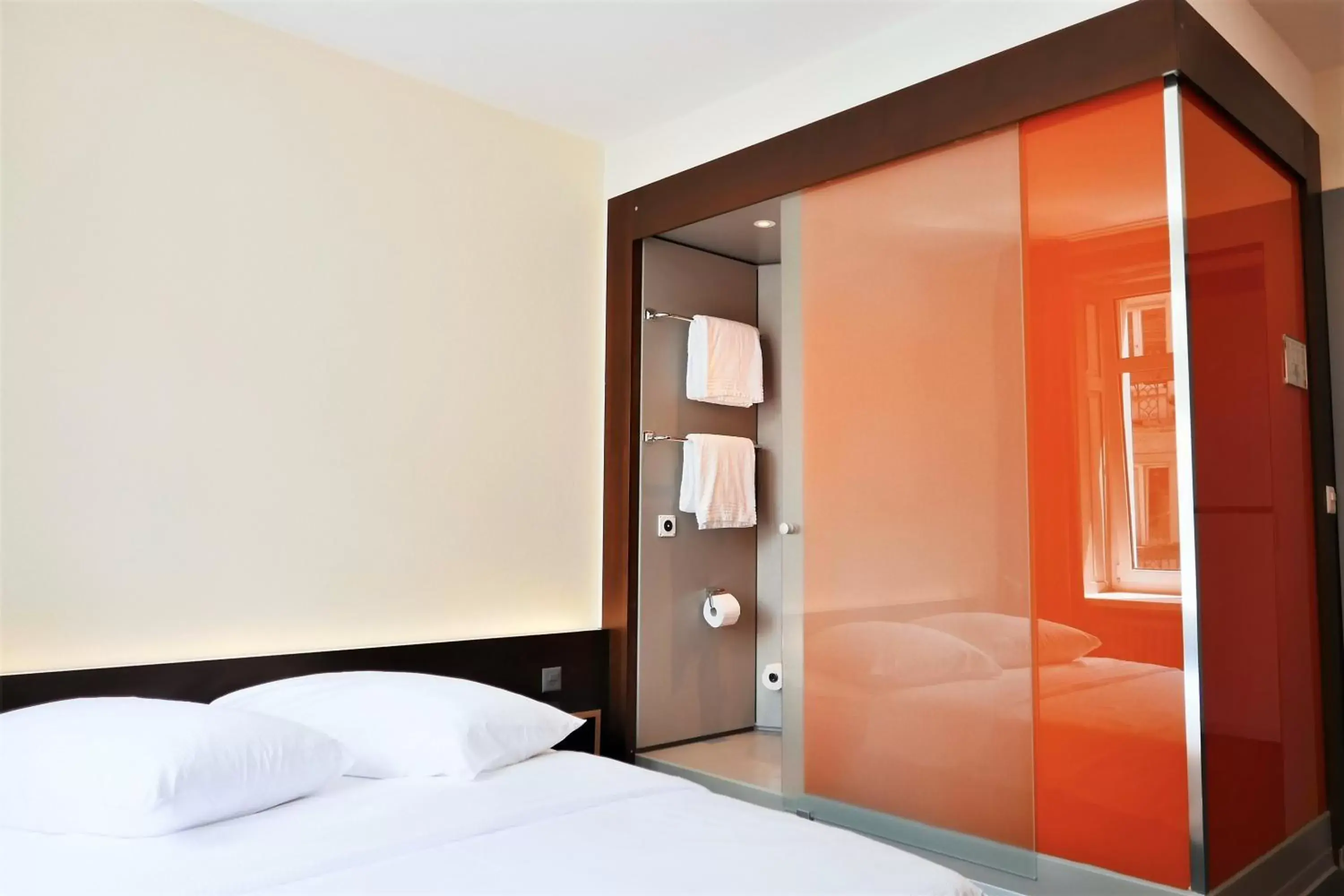 Photo of the whole room, Bed in easyHotel Zürich City Centre