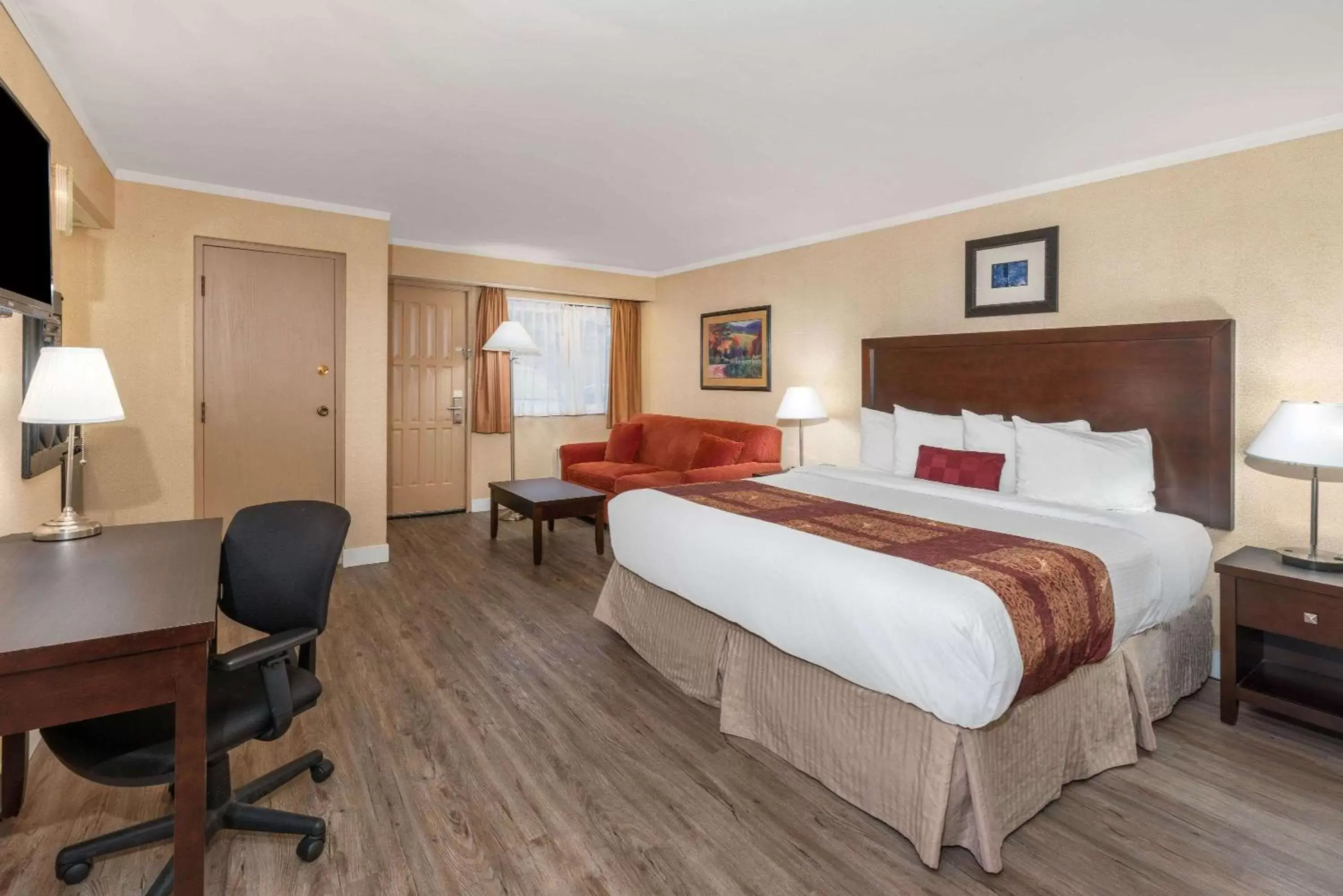 Photo of the whole room, Bed in Ramada by Wyndham Coquitlam