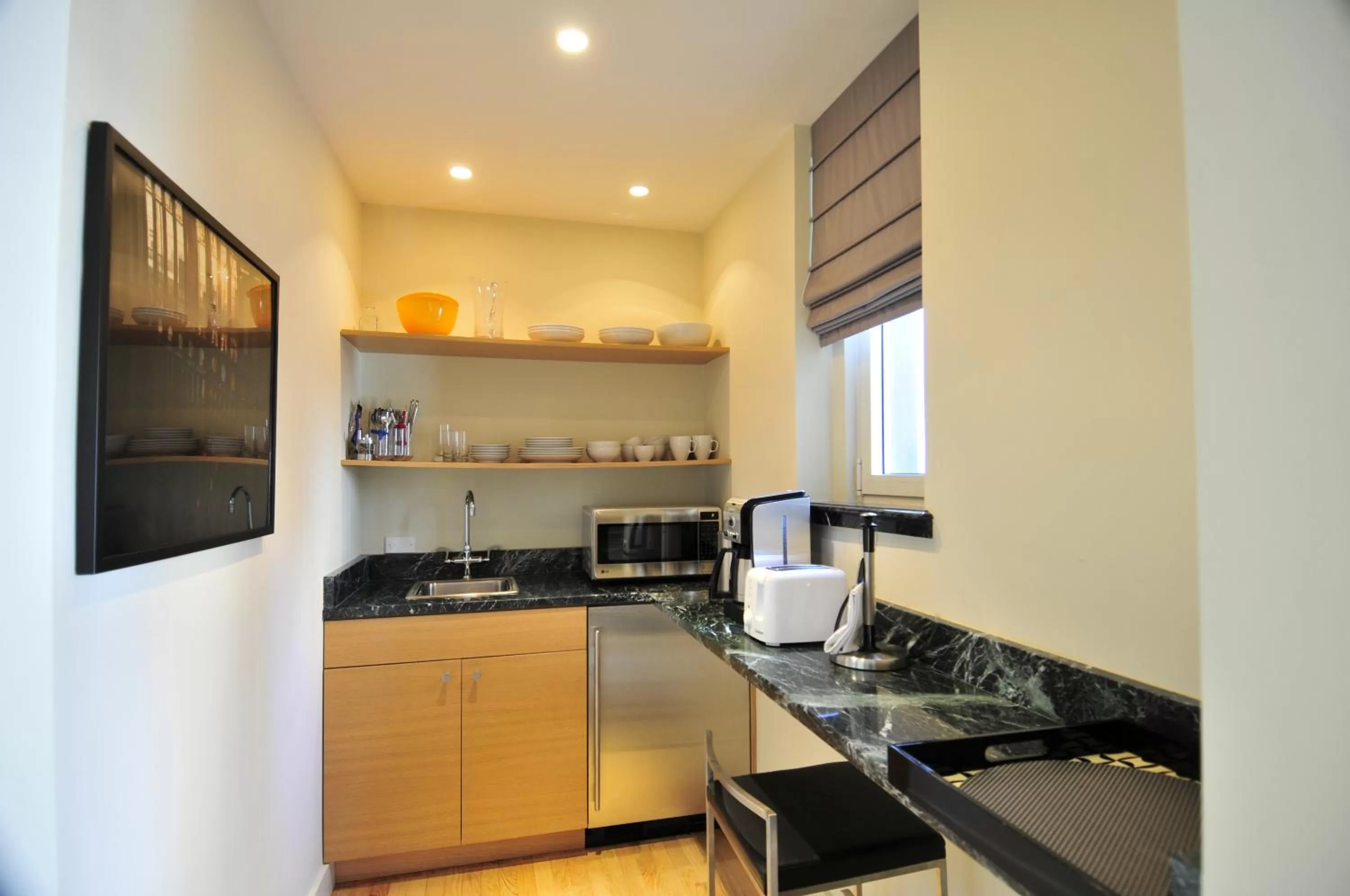 Kitchen or kitchenette in Lombardy Hotel