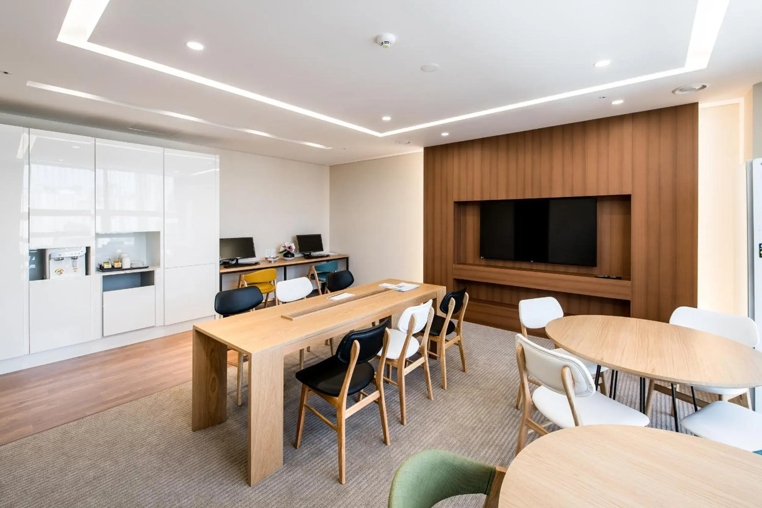 Communal lounge/ TV room, Dining Area in Ramada by Wyndham Incheon
