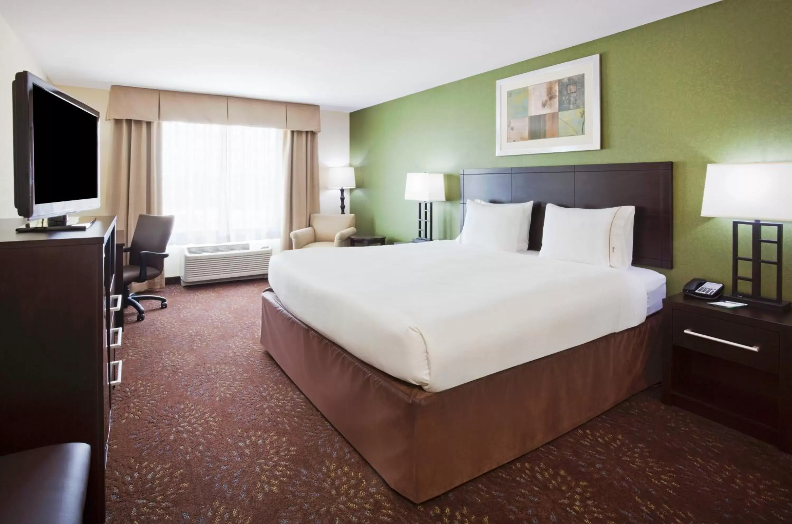 Bedroom, Bed in Holiday Inn Express and Suites Rochester West-Medical Center, an IHG Hotel