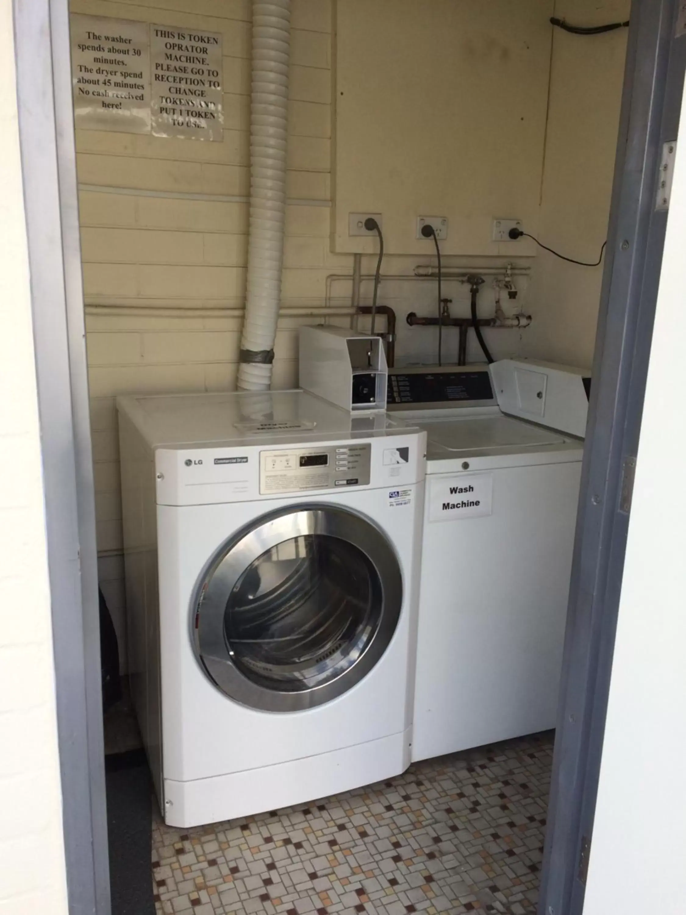 Property building, Bathroom in Edgecliff Lodge Motel