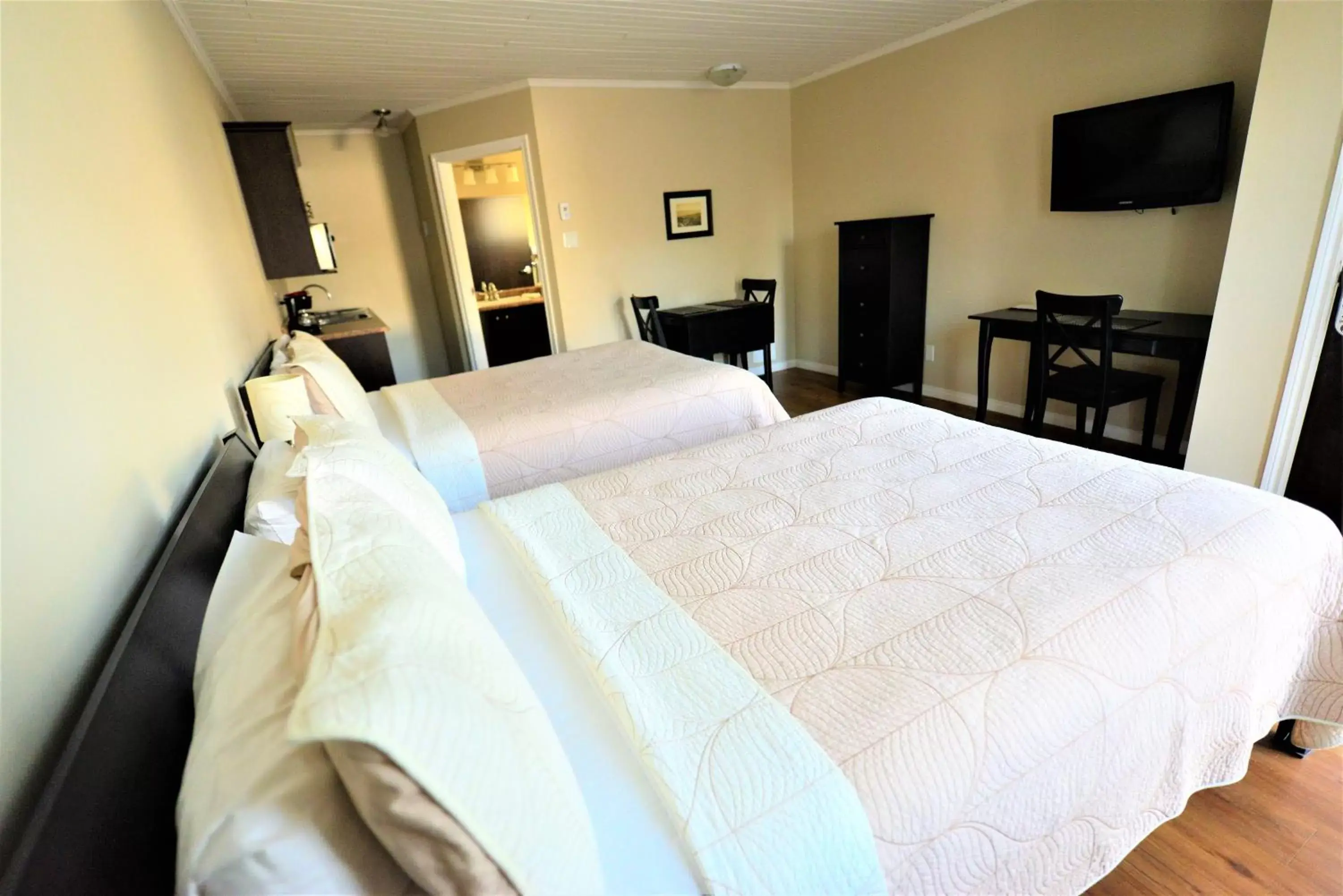 Photo of the whole room, Bed in Motel L'Abri