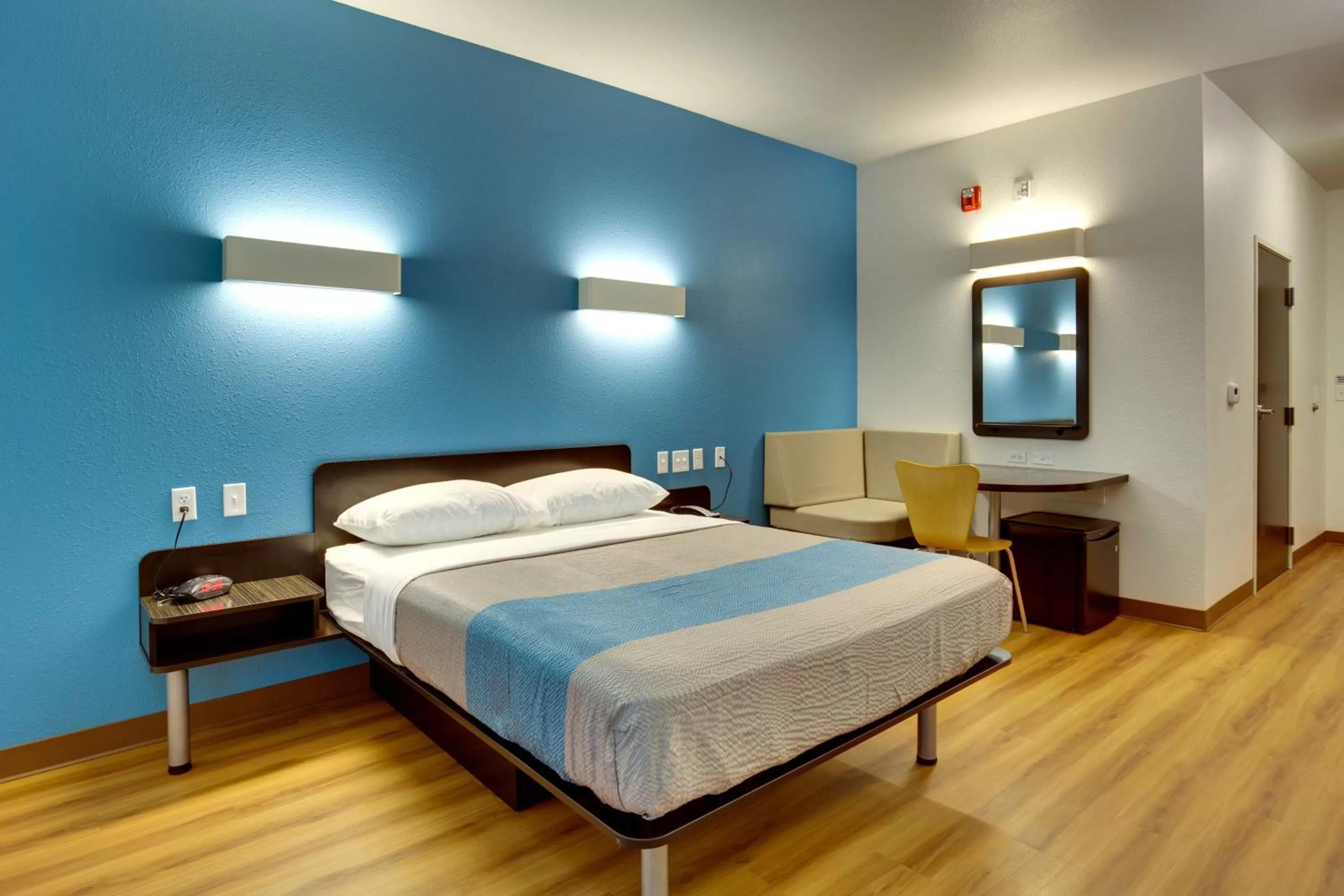 Photo of the whole room, Bed in Motel 6 Poplar Bluff, MO