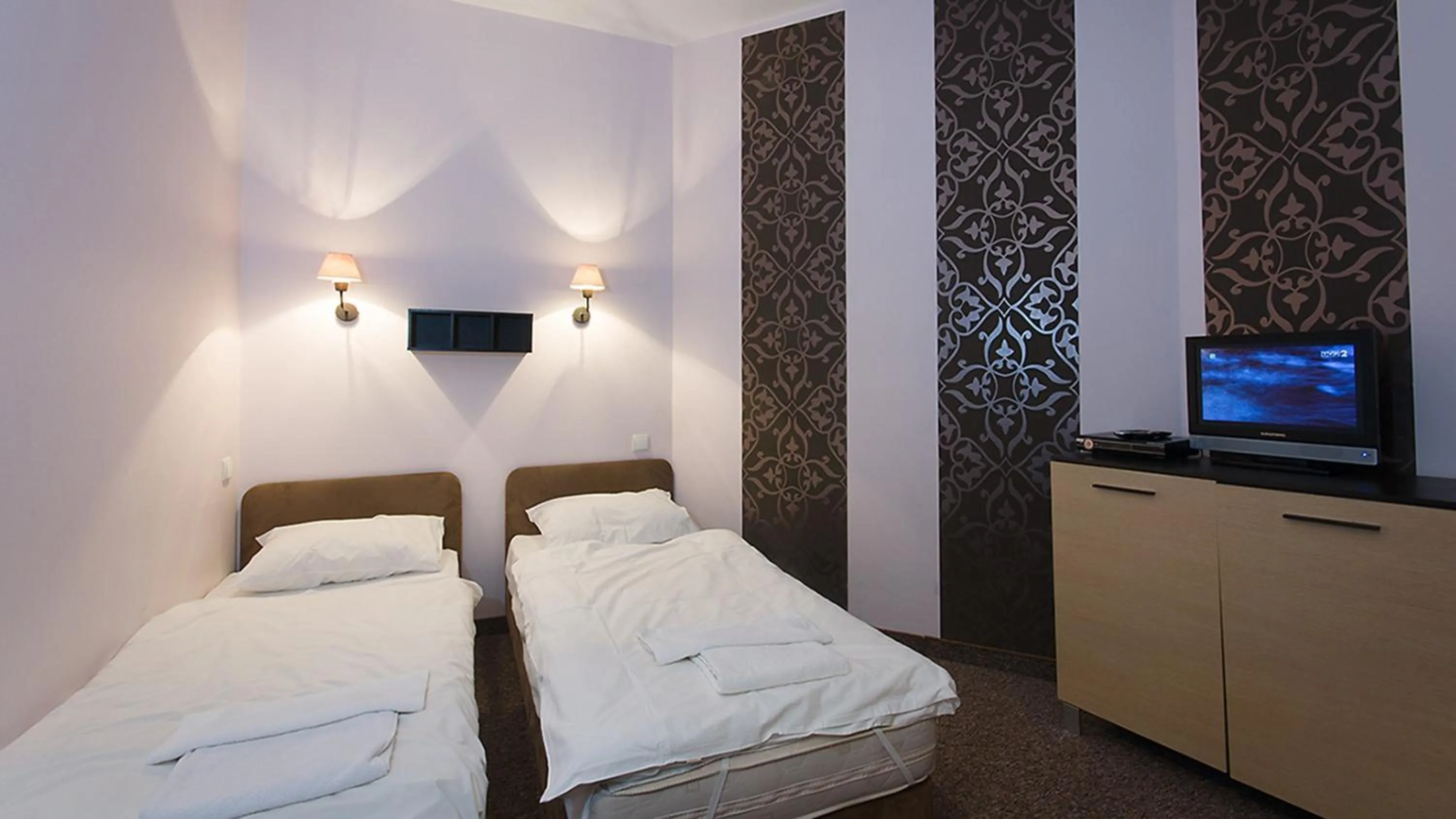 Shower, Bed in Hostel Helvetia Rooms Warsaw CITY CENTER and OLD TOWN