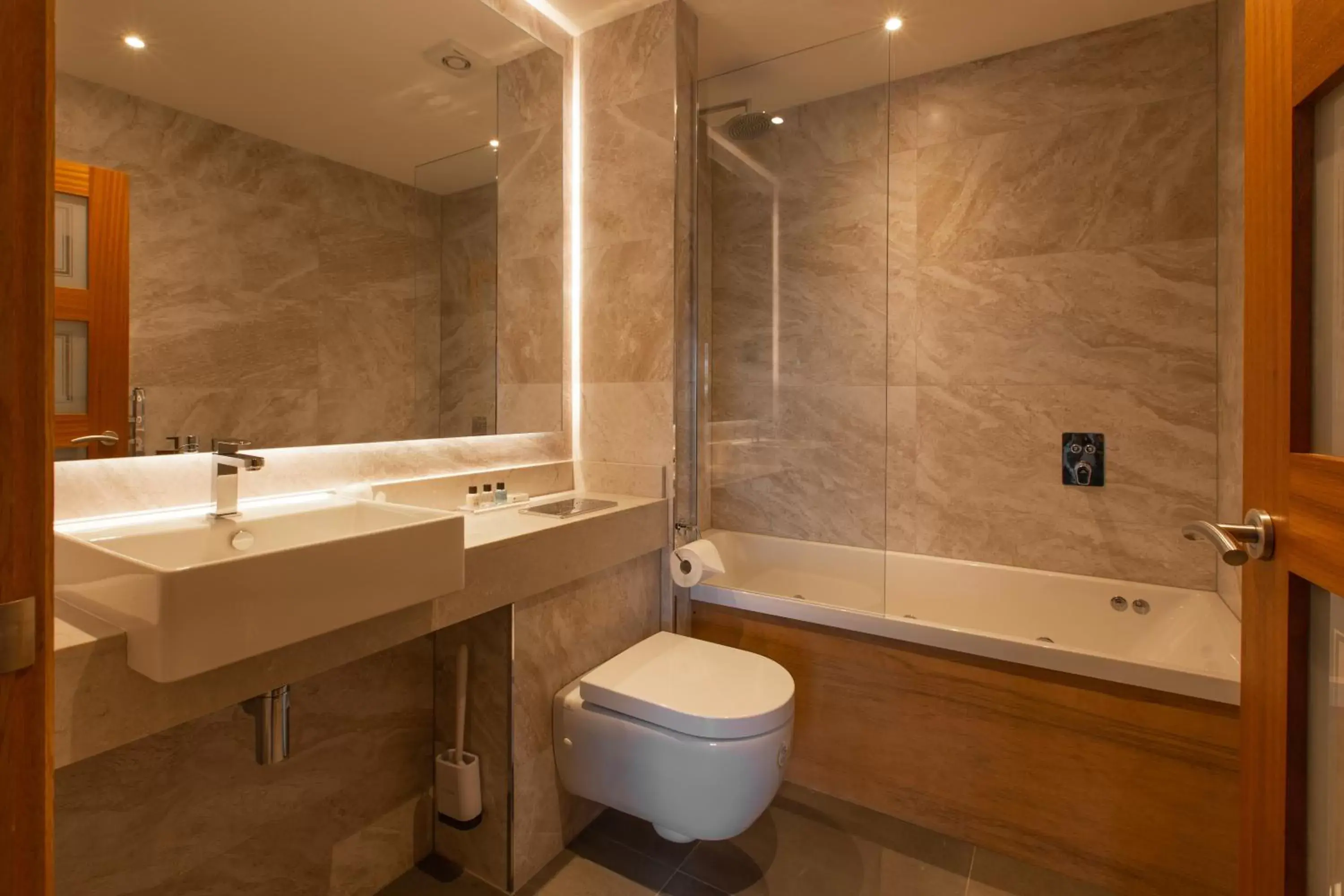Shower, Bathroom in Radstone Hotel