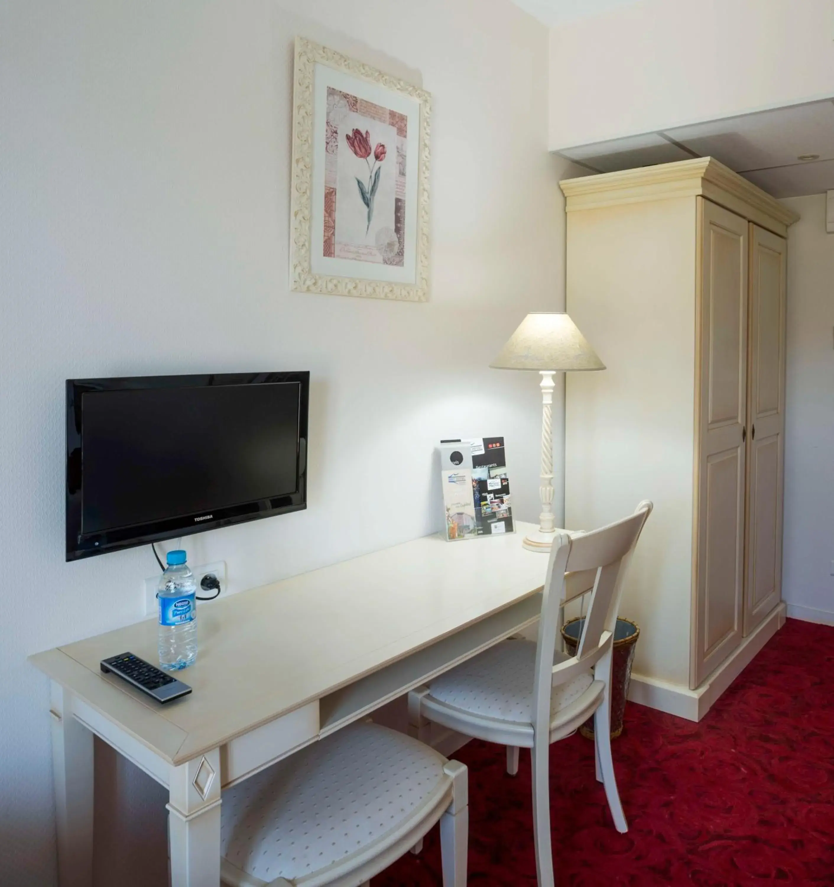 Bedroom, TV/Entertainment Center in Brit Hotel Du Perche