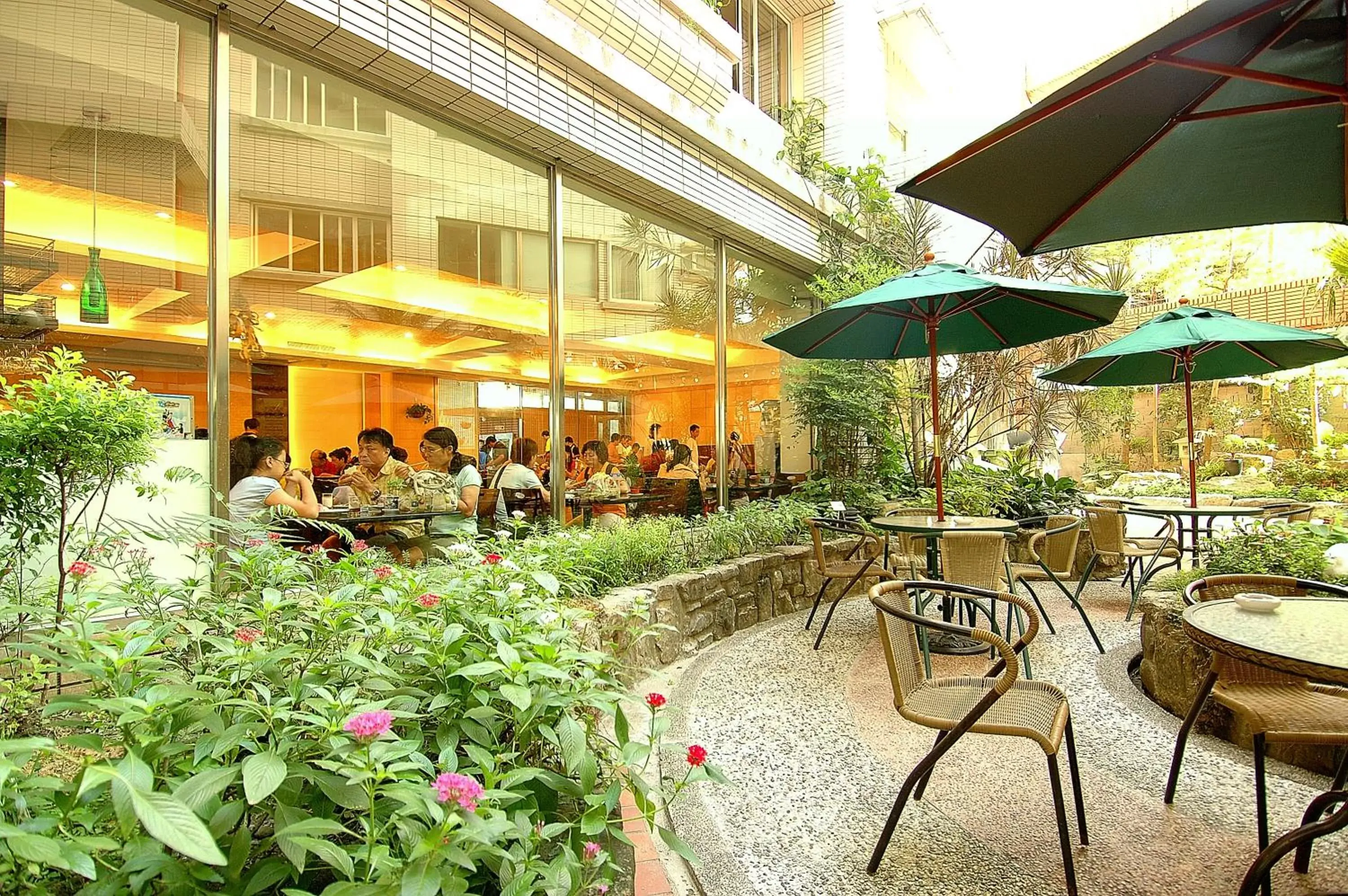 Restaurant/Places to Eat in Liga Hotel