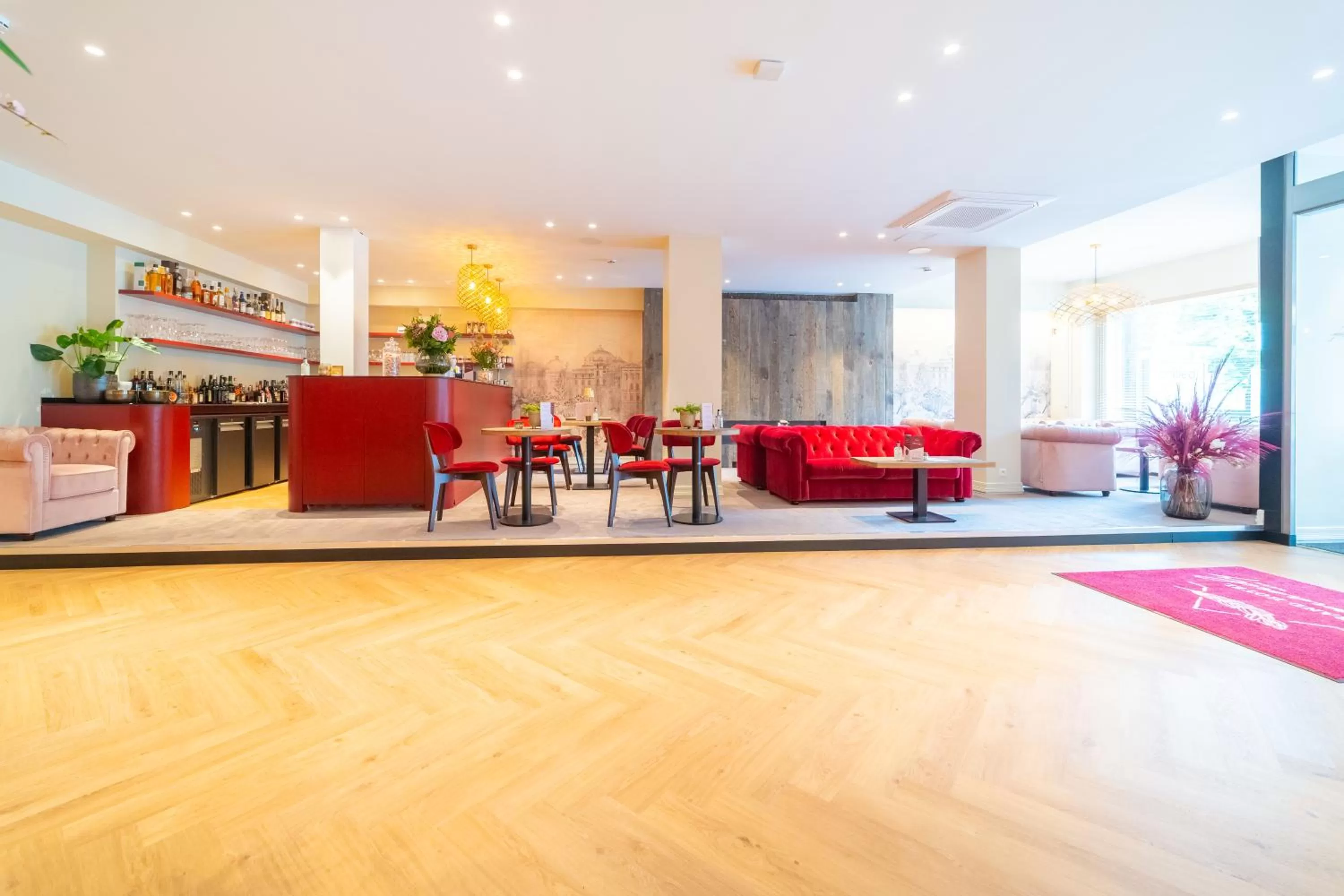 Lounge or bar in Grand Hotel Normandy by CW Hotel Collection