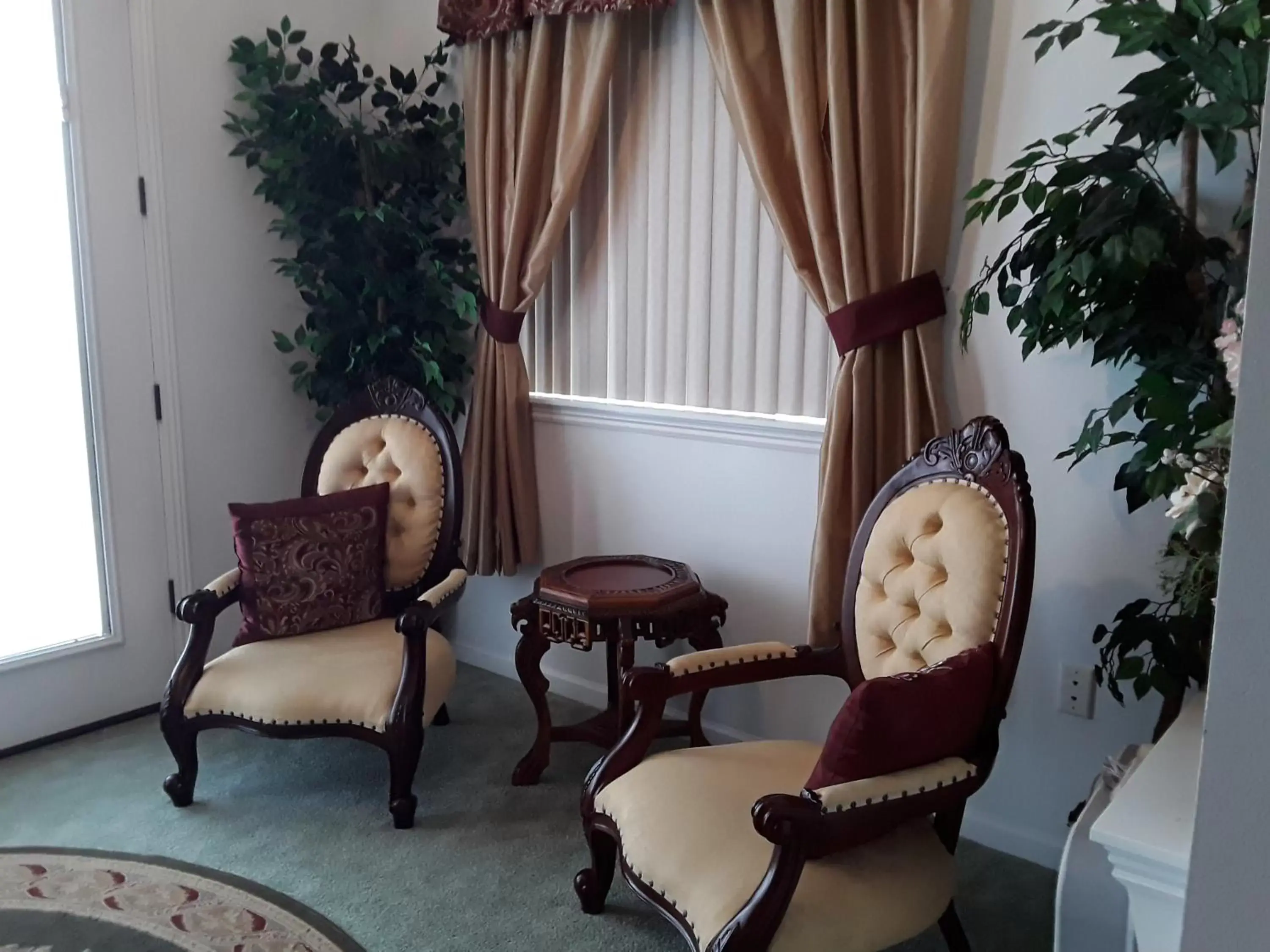 Seating Area in Lions Gate Manor