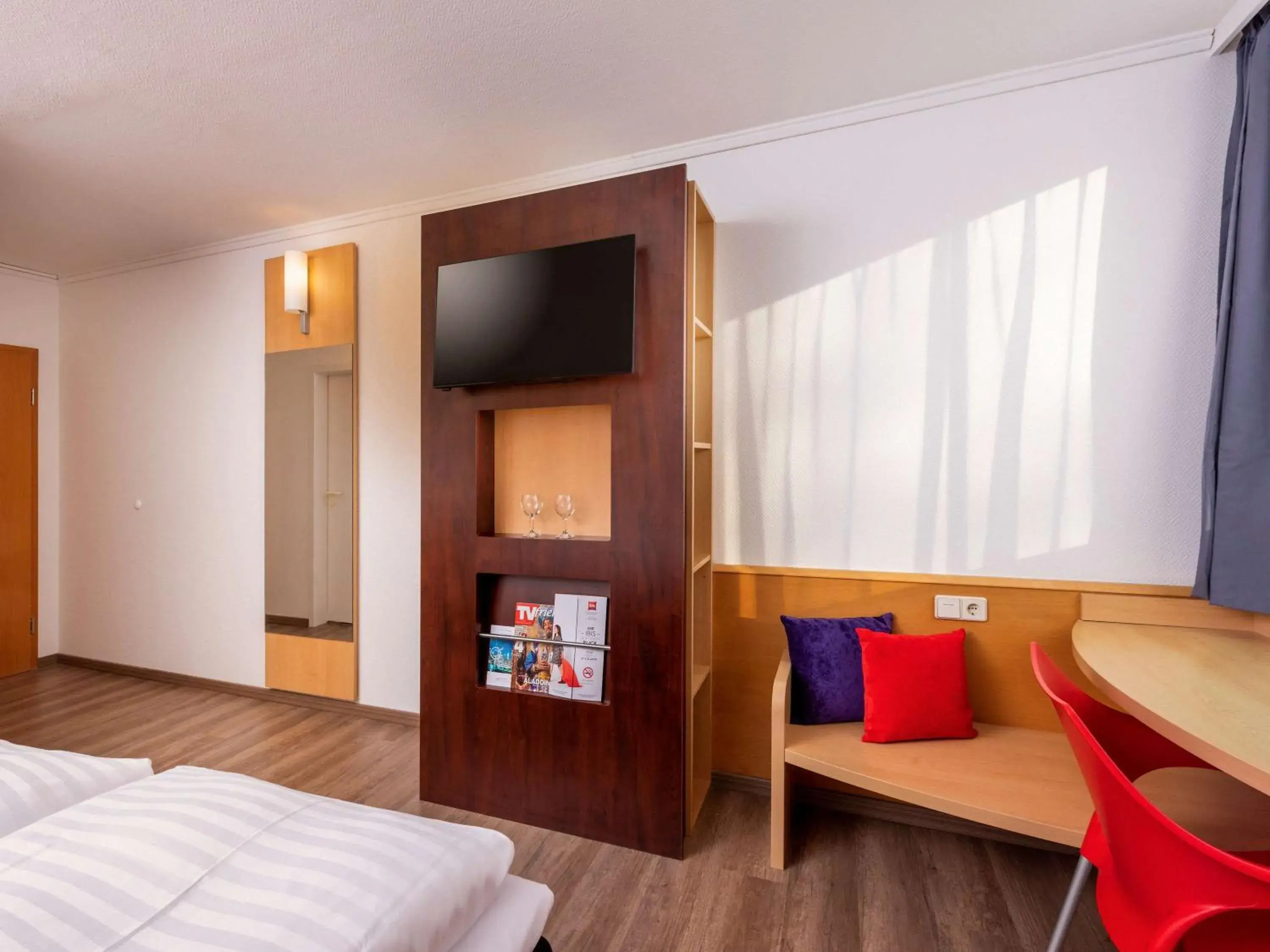 Photo of the whole room, TV/Entertainment Center in Ibis Kassel Melsungen