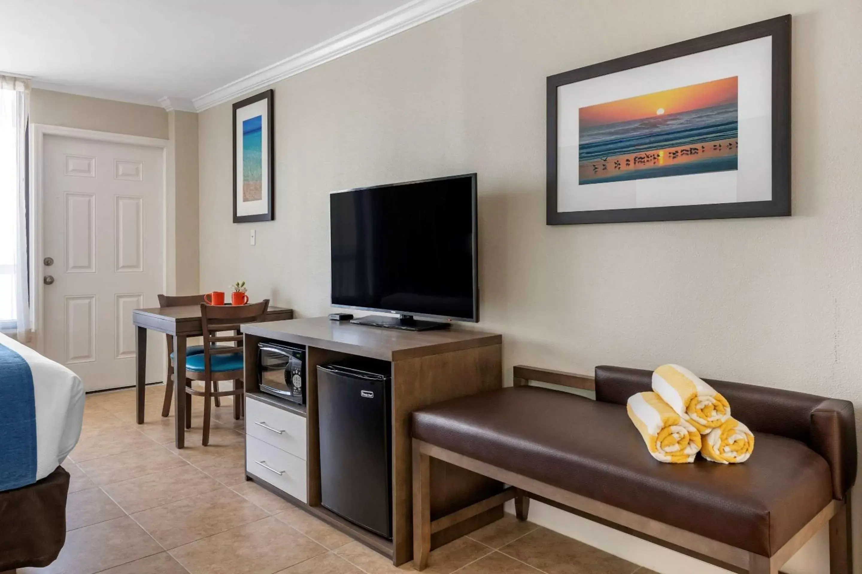 Photo of the whole room, TV/Entertainment Center in Comfort Inn & Suites Daytona Beach Oceanfront