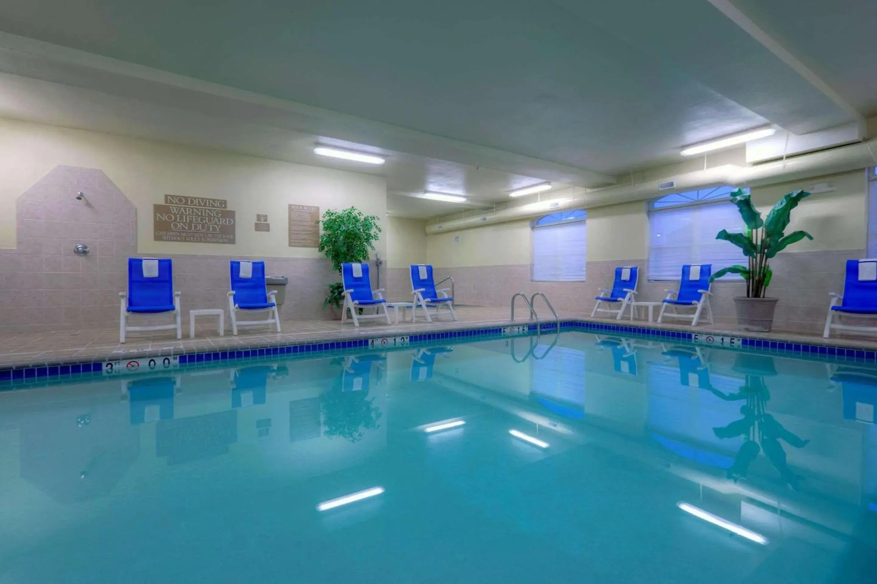 Swimming Pool in Country Inn & Suites by Radisson, Emporia, VA