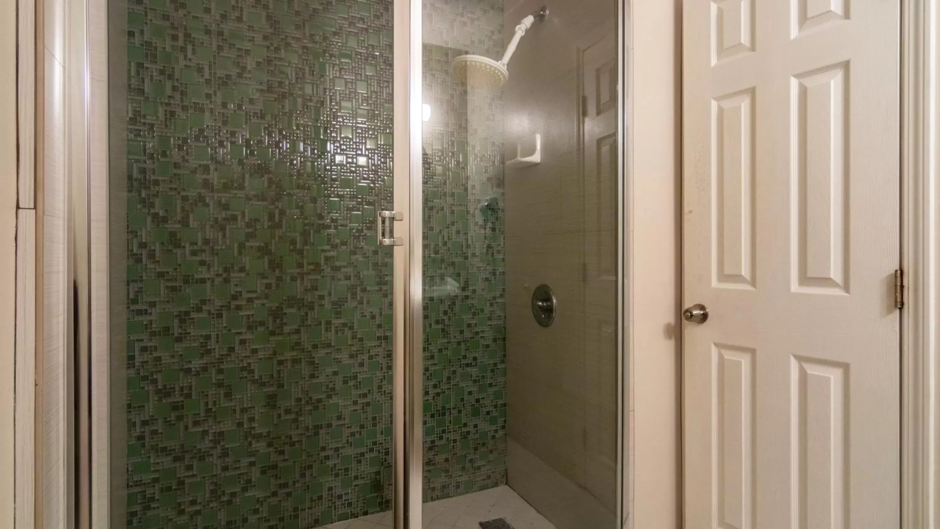 Shower, Bathroom in Americas Best Value Inn Rancho Palos Verdes