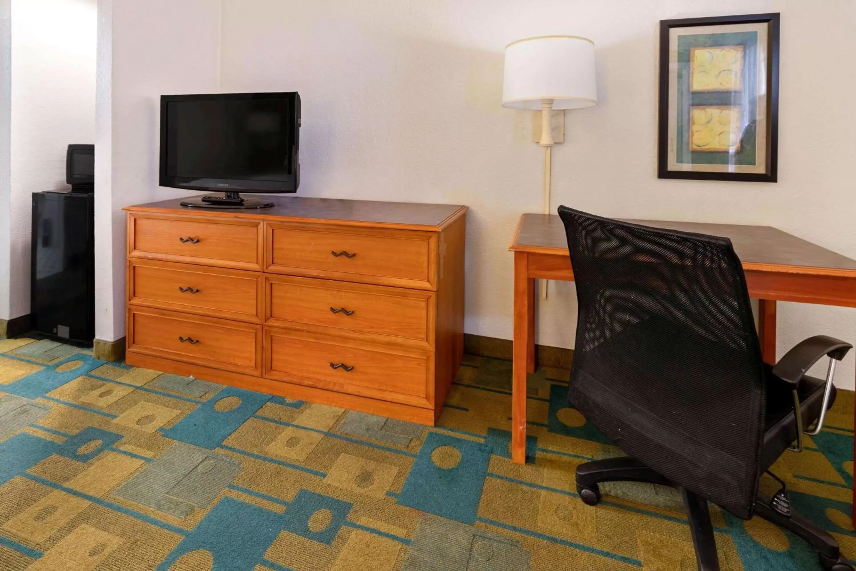 Photo of the whole room, TV/Entertainment Center in La Quinta Inn by Wyndham Phoenix North