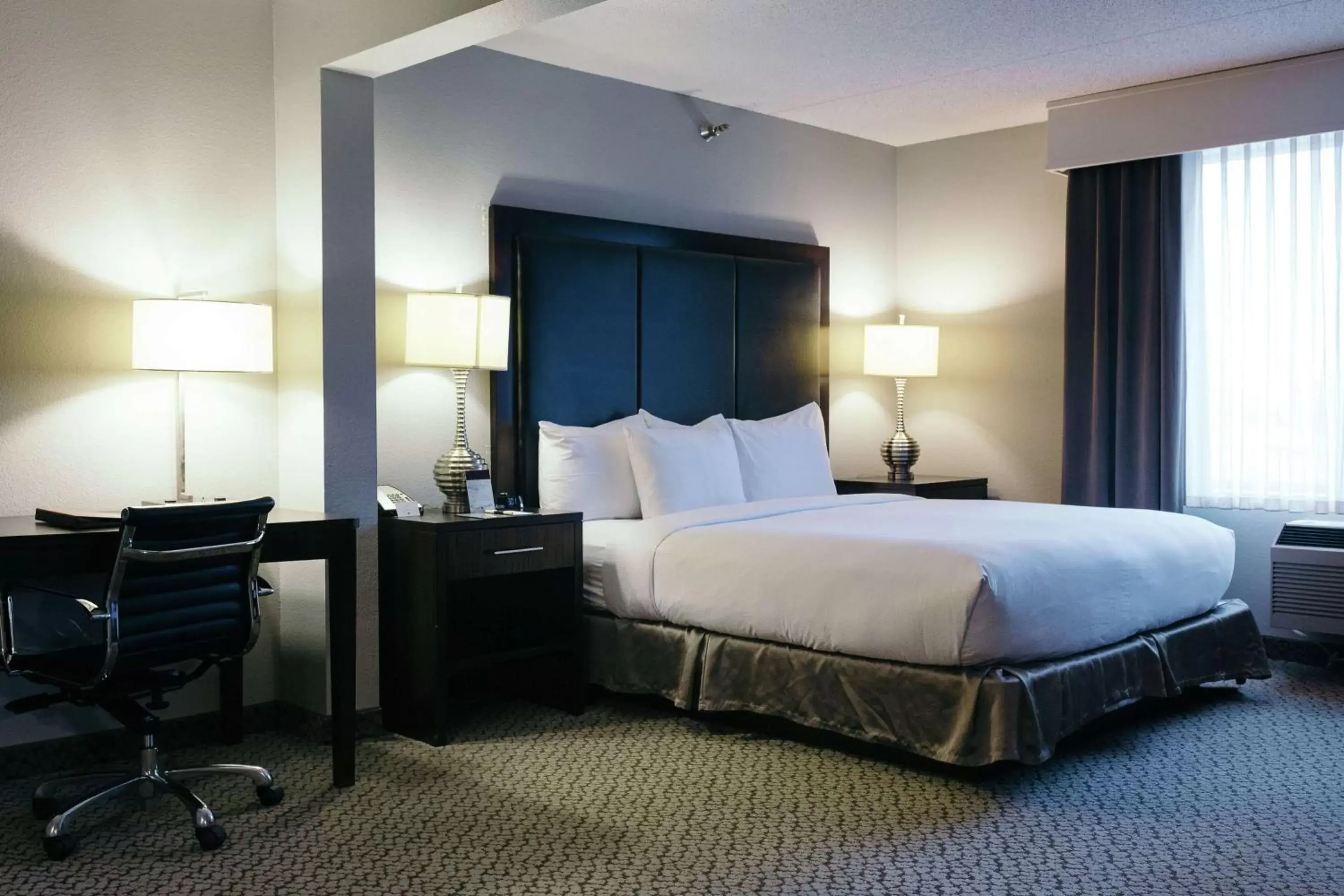 Bedroom, Bed in Doubletree Des Moines Airport