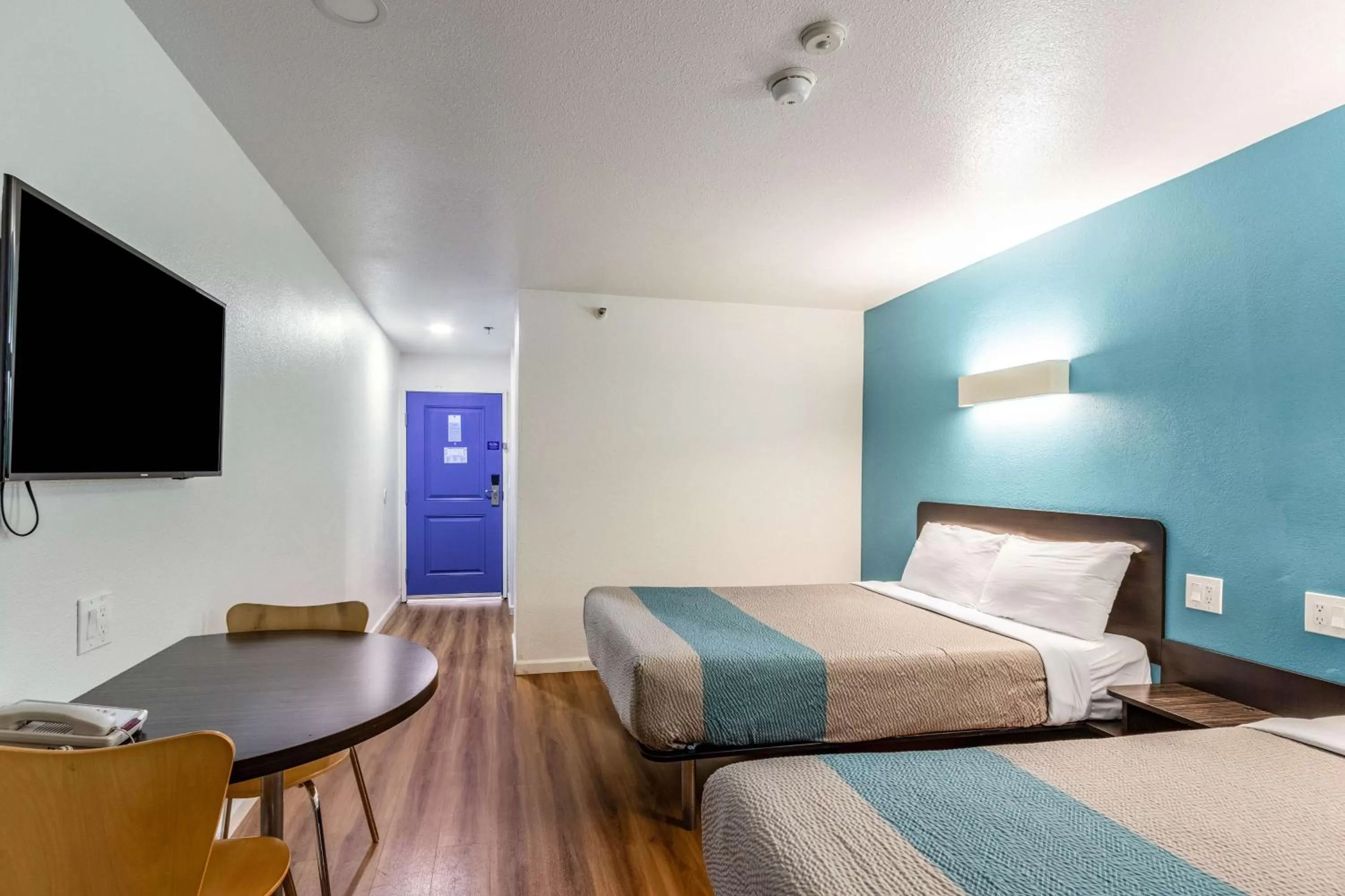 TV and multimedia, Bed in Motel 6-Fountain Valley, CA - Huntington Beach Area