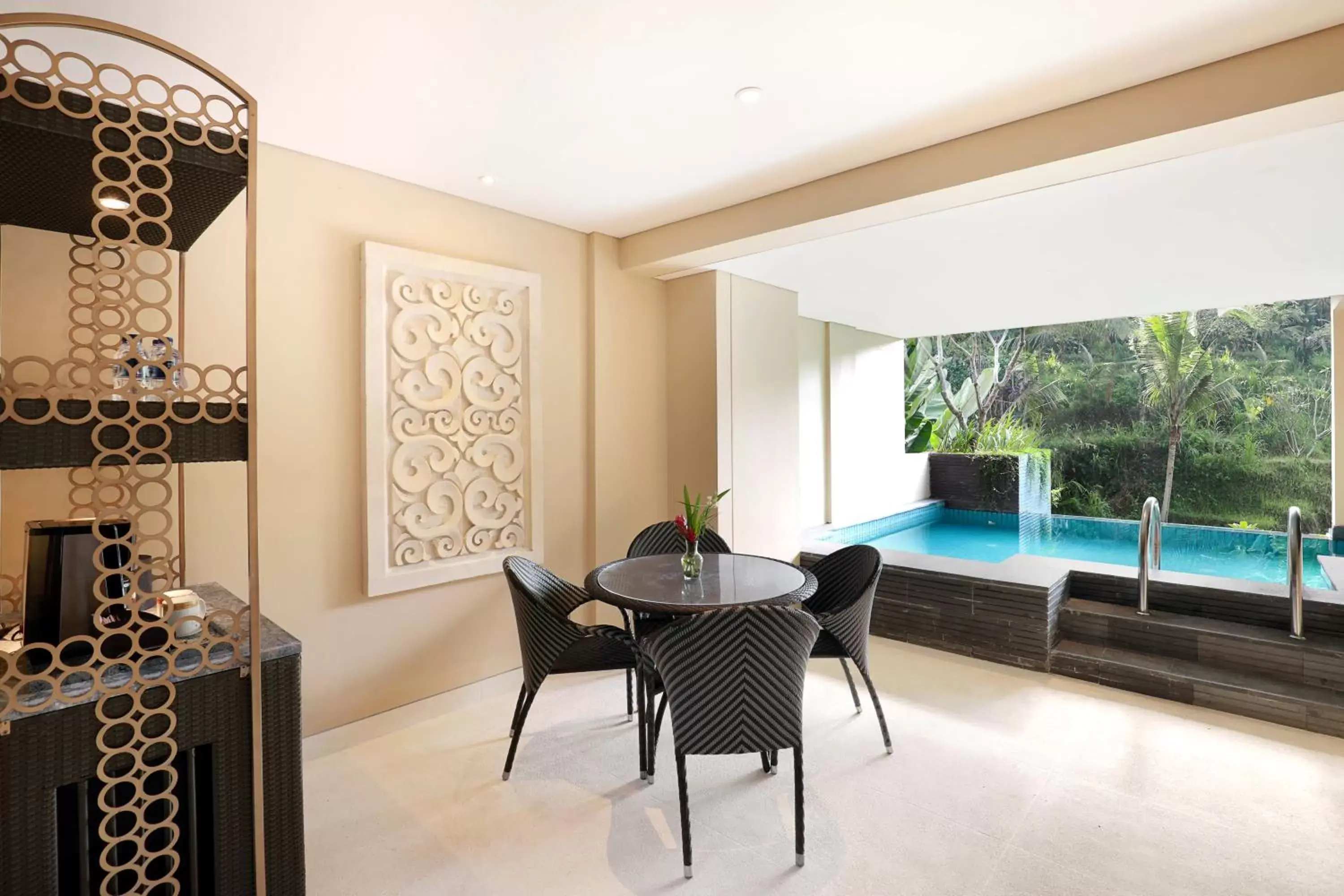 Swimming pool in SereS Springs Resort & Spa, Singakerta Swimming pool in SereS Springs Resort & Spa, Singakerta