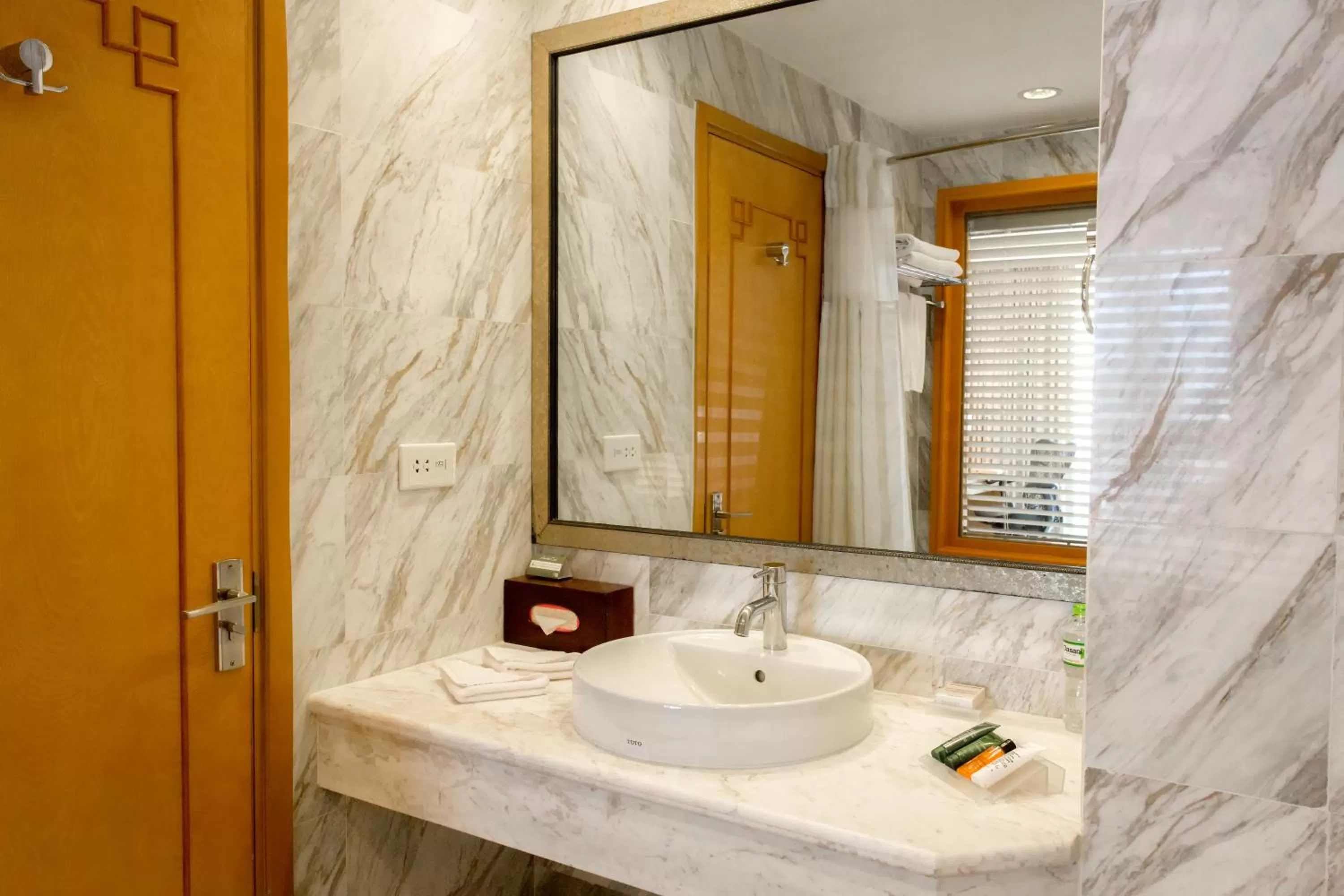 Shower in Hilton Garden Inn Hanoi