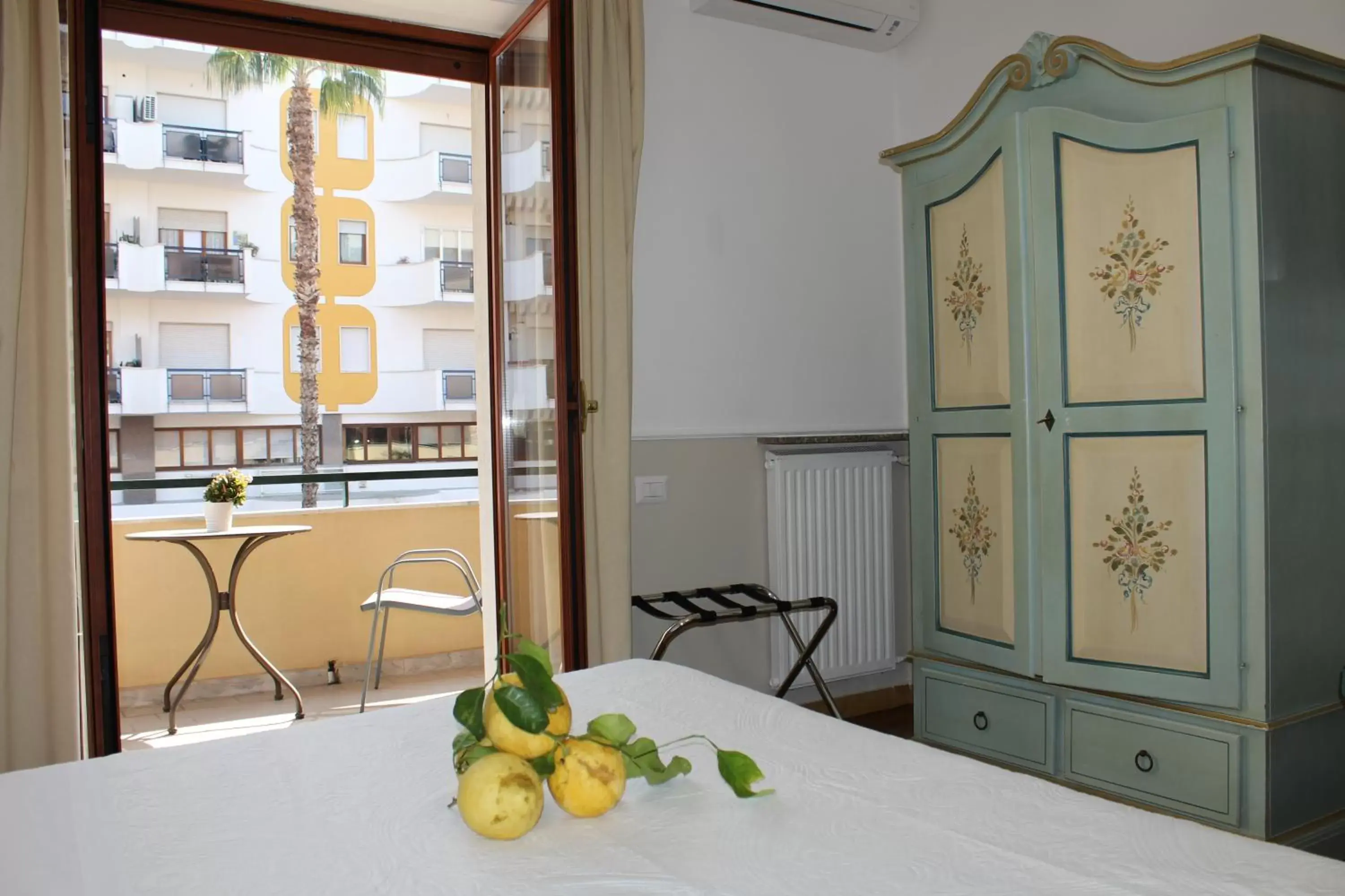 Photo of the whole room in Lemon Rooms Sorrento