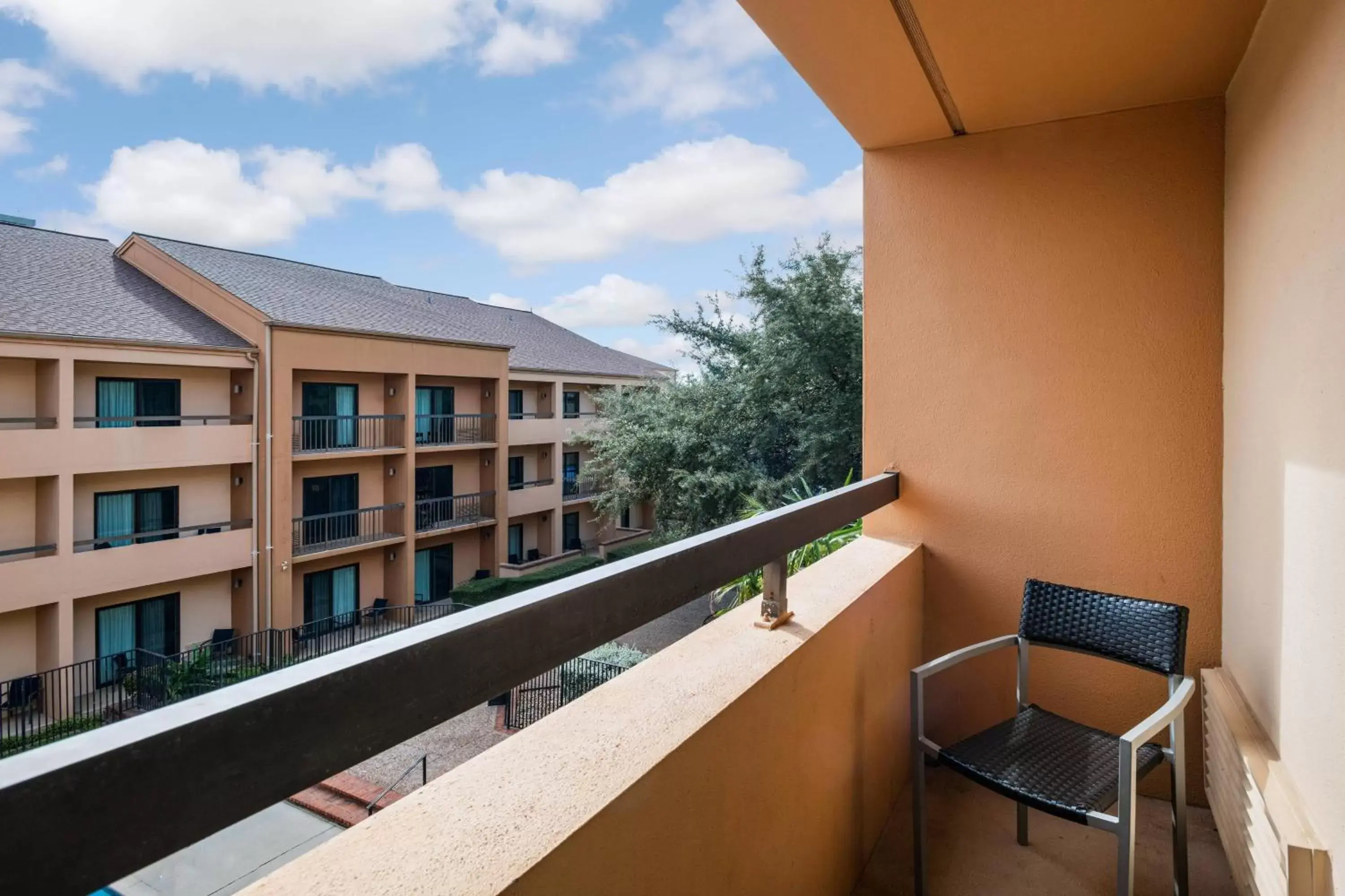 Photo of the whole room, Balcony/Terrace in Courtyard by Marriott San Antonio Medical Center