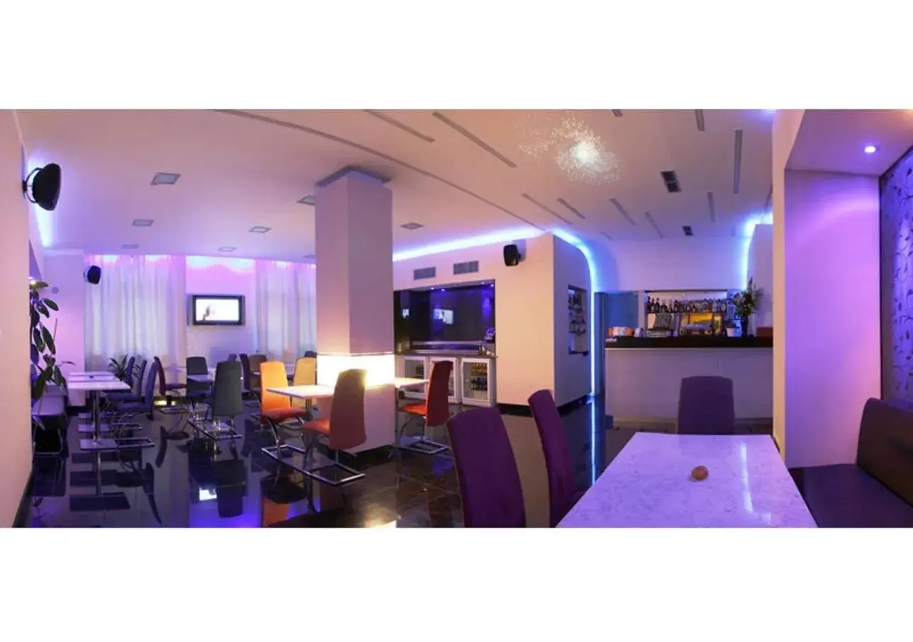 Restaurant/places to eat in Relax Inn Restaurant/places to eat in Relax Inn