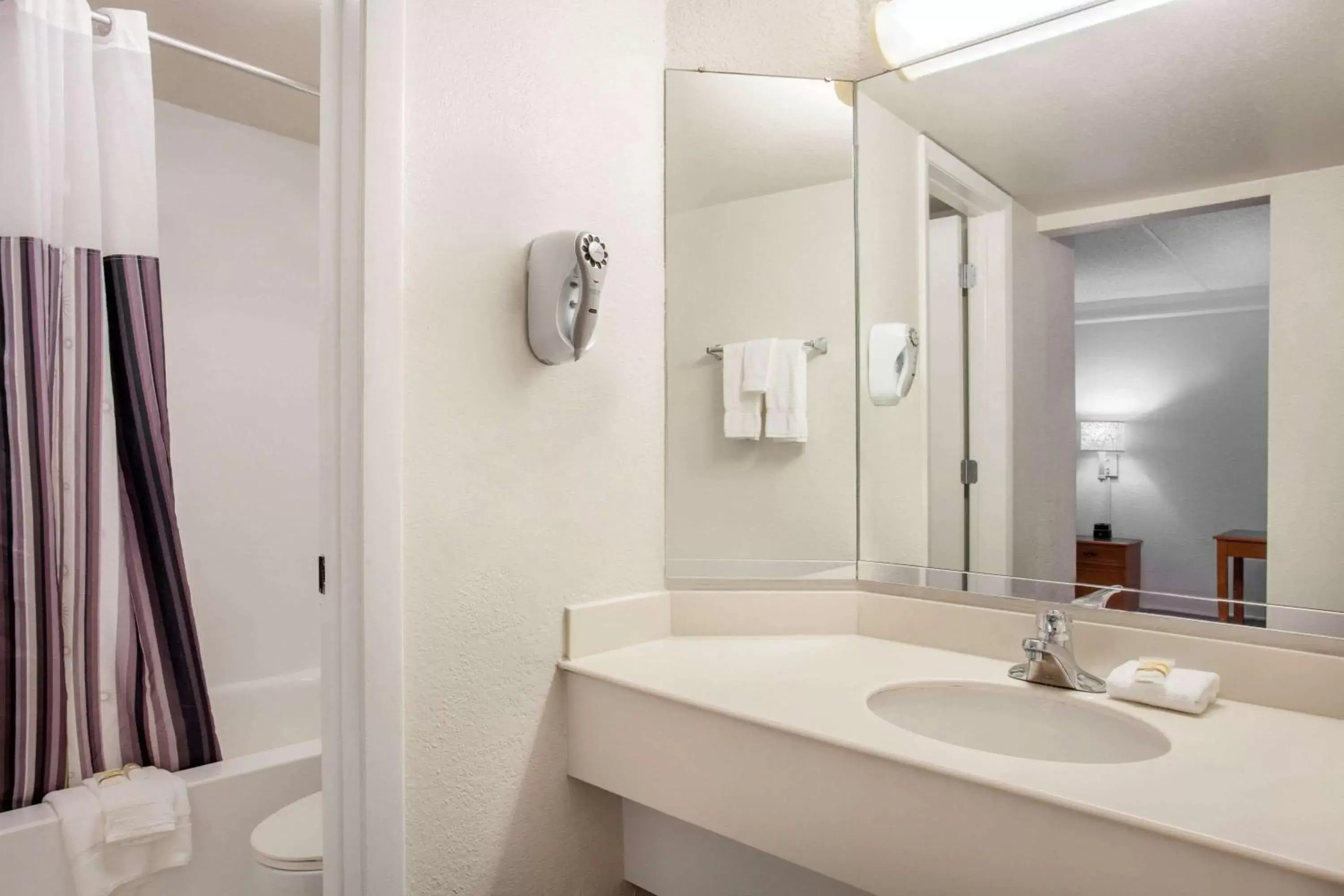 Bathroom in La Quinta Inn by Wyndham Fort Myers Central