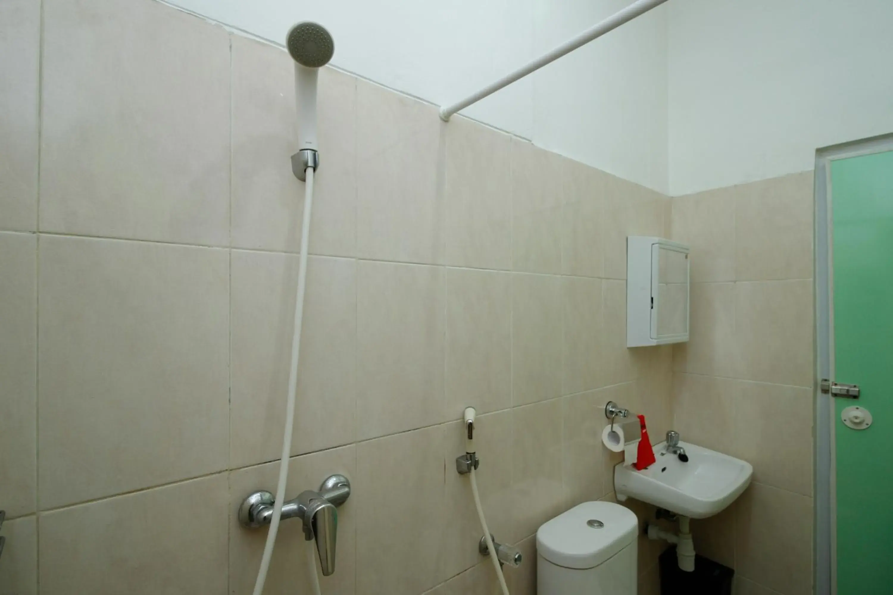 Bathroom in RedDoorz Plus near Plaza Indonesia