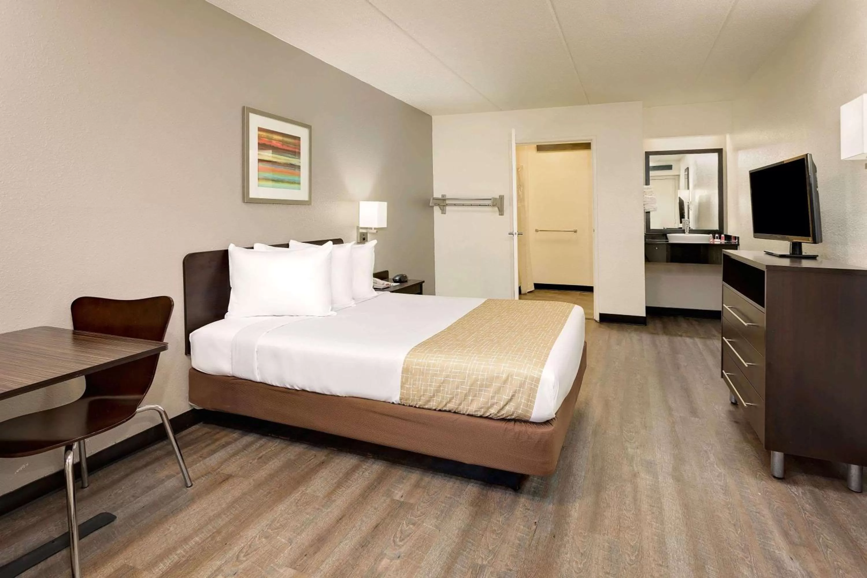 Photo of the whole room, Bed in Travelodge by Wyndham College Park