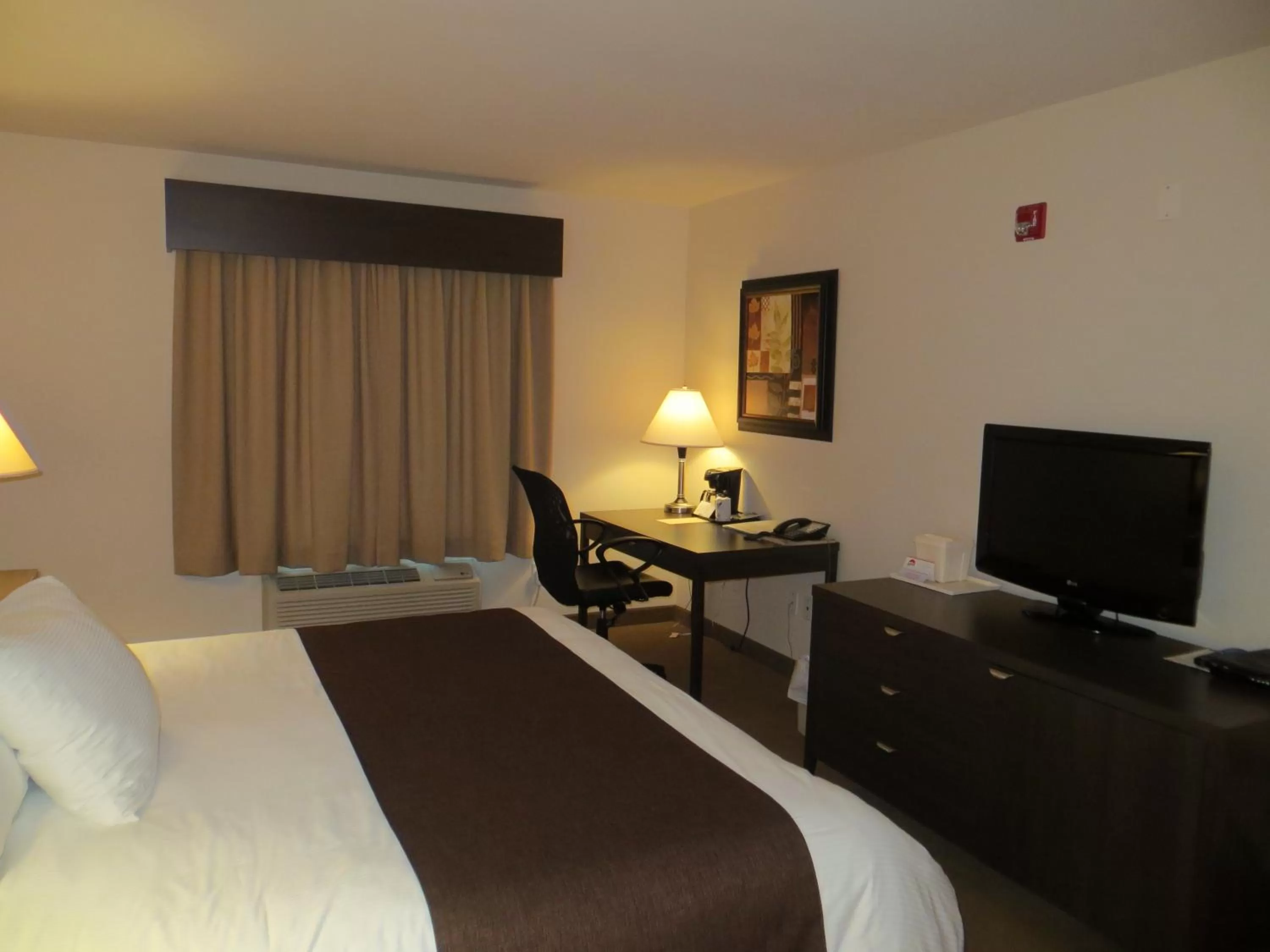 Bed, TV/Entertainment Center in Villegiature Deux Rivieres Resort