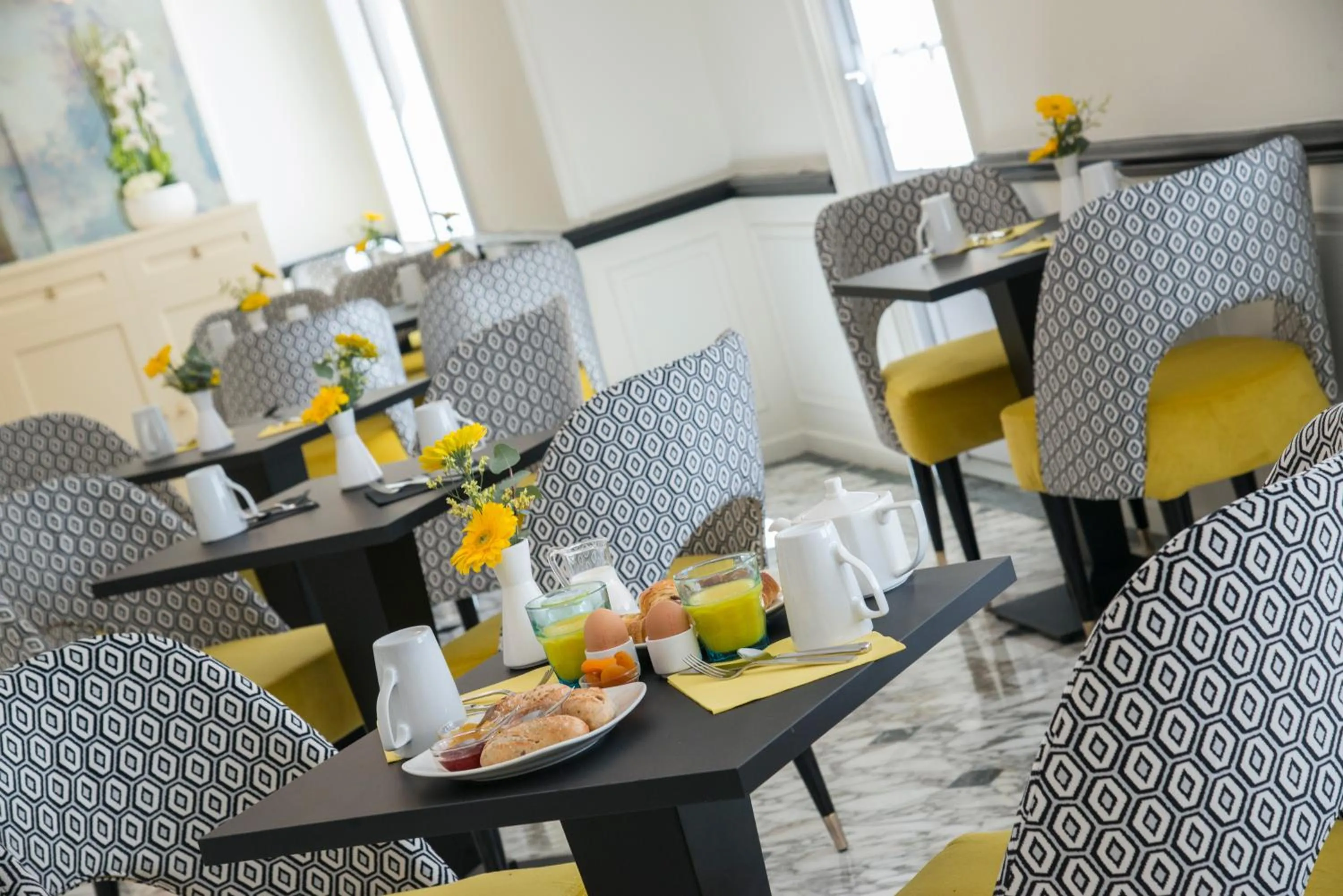 Restaurant/places to eat in Hotel Carlton