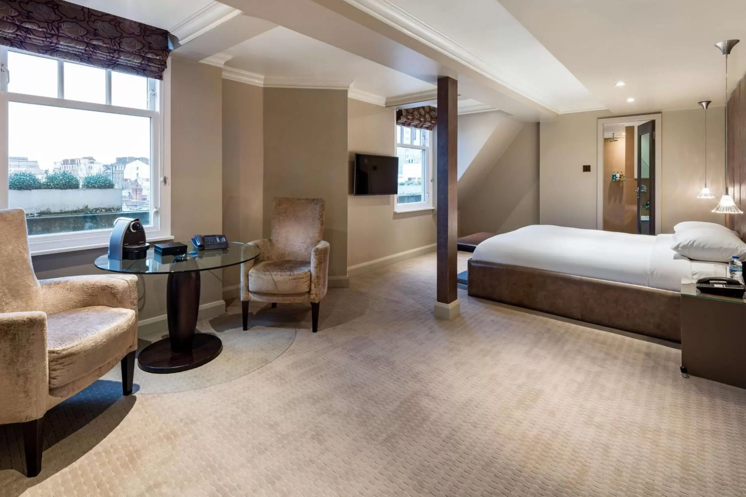 Photo of the whole room in Radisson Blu Edwardian Bloomsbury Street Hotel, London